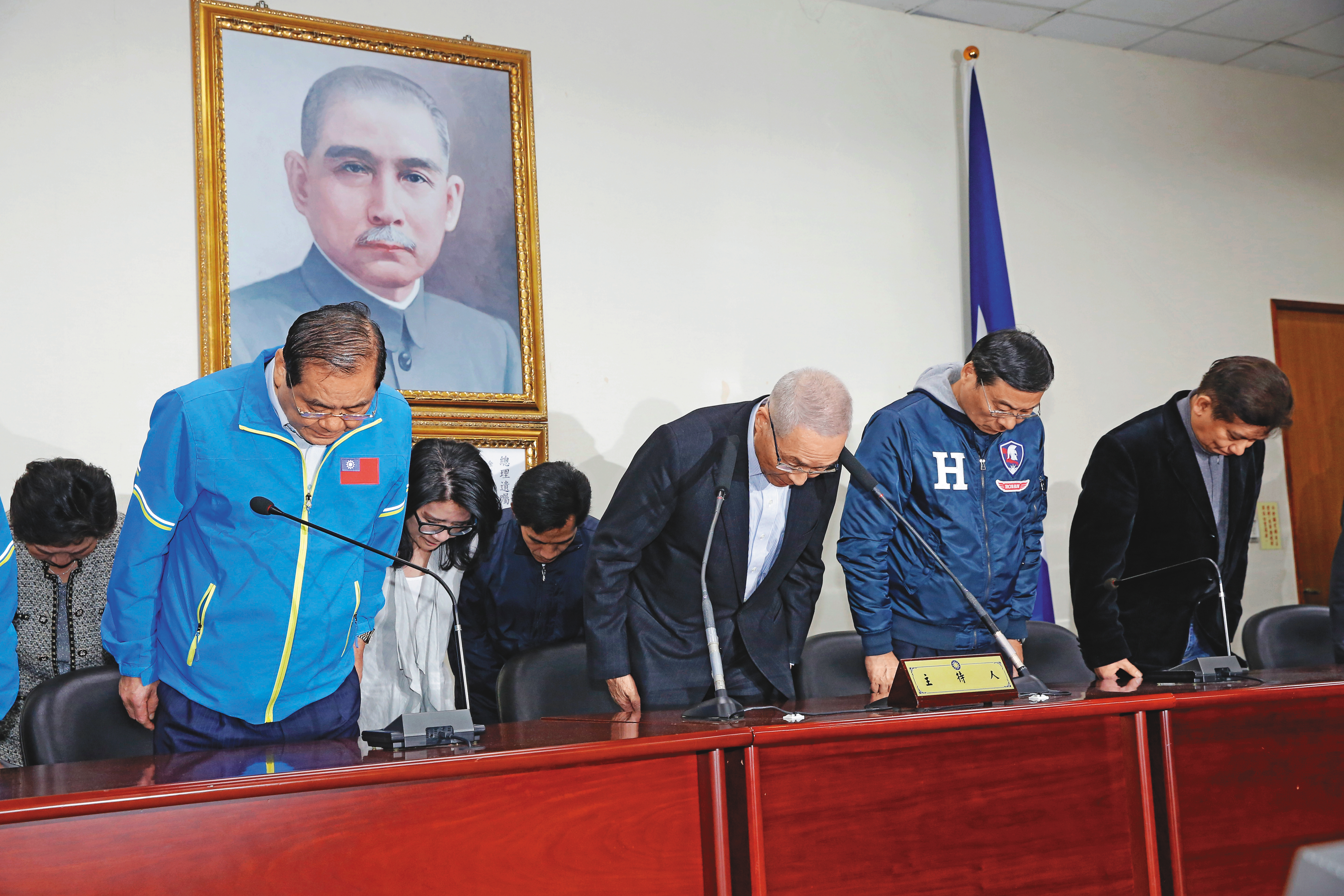 敗選當晚在場外支持者鼓譟聲下，吳敦義率一級黨務主管請辭，但未對敗選結果致歉，反倒強調他是對中常會負責。