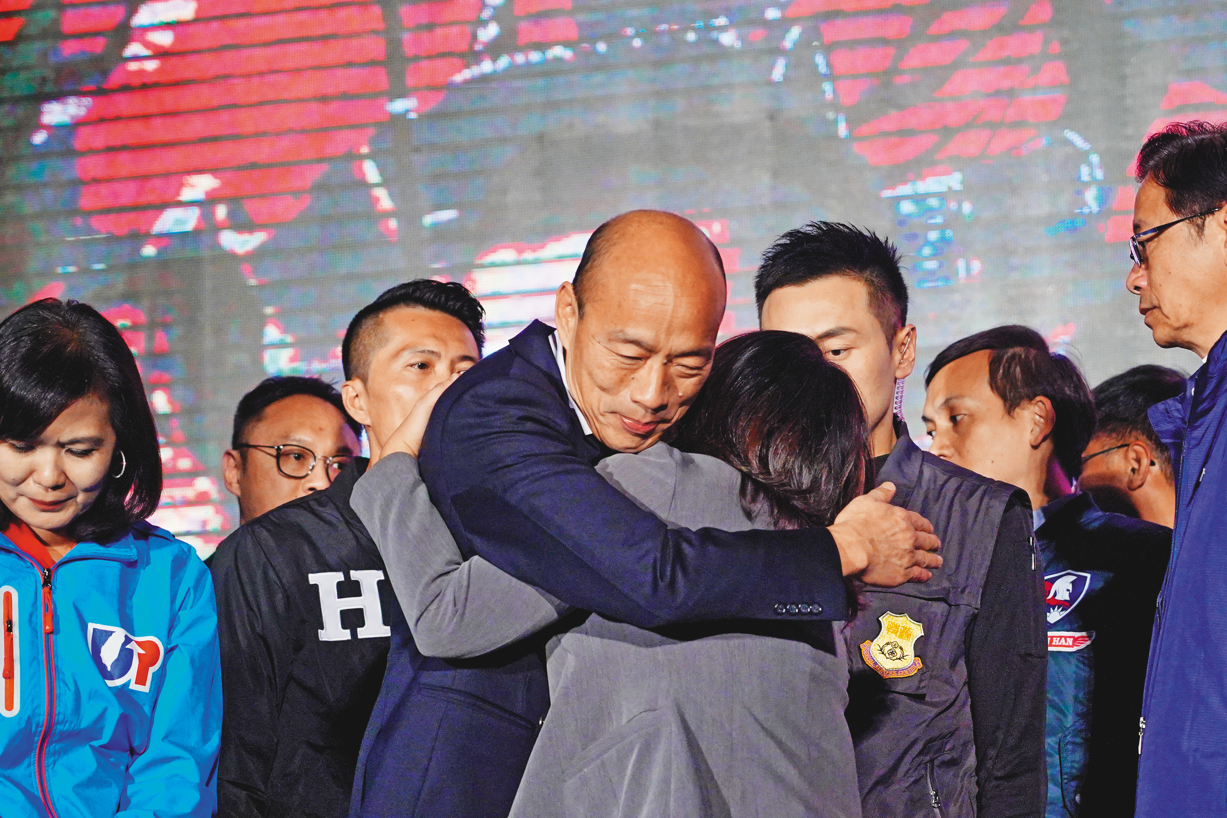 時隔1年,韓國瑜在本命區高雄慘跌28萬票,眼下首要任務是先回歸市政,並撫平罷免聲浪。