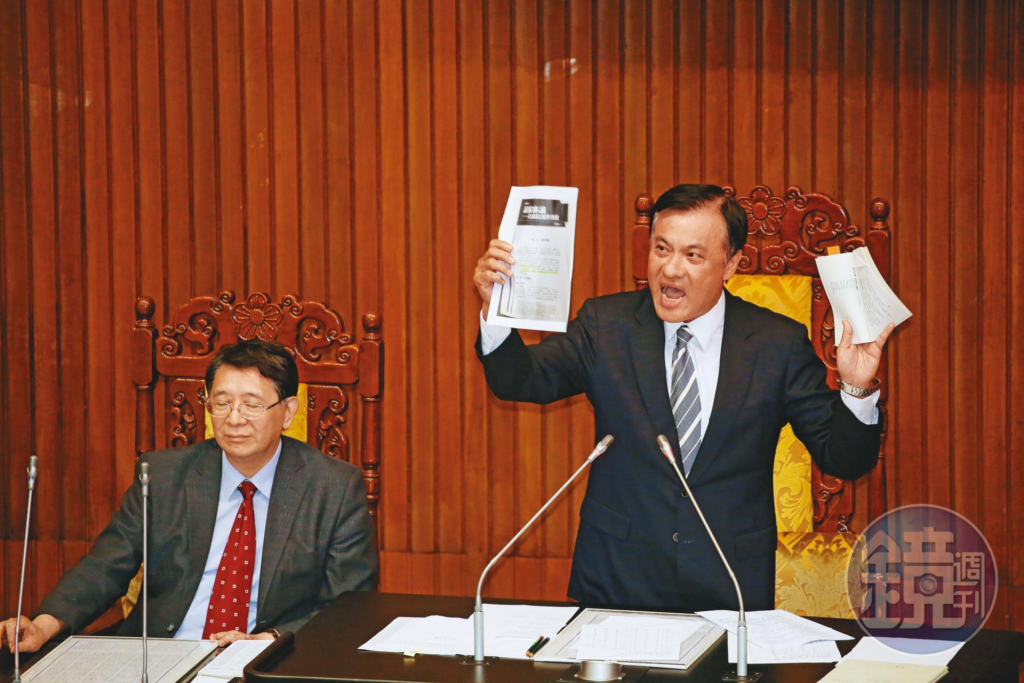 立法院長蘇嘉全(右)4年前與有意角逐院長的柯建銘、陳明文協調後出線,成為民進黨首位國會議長。