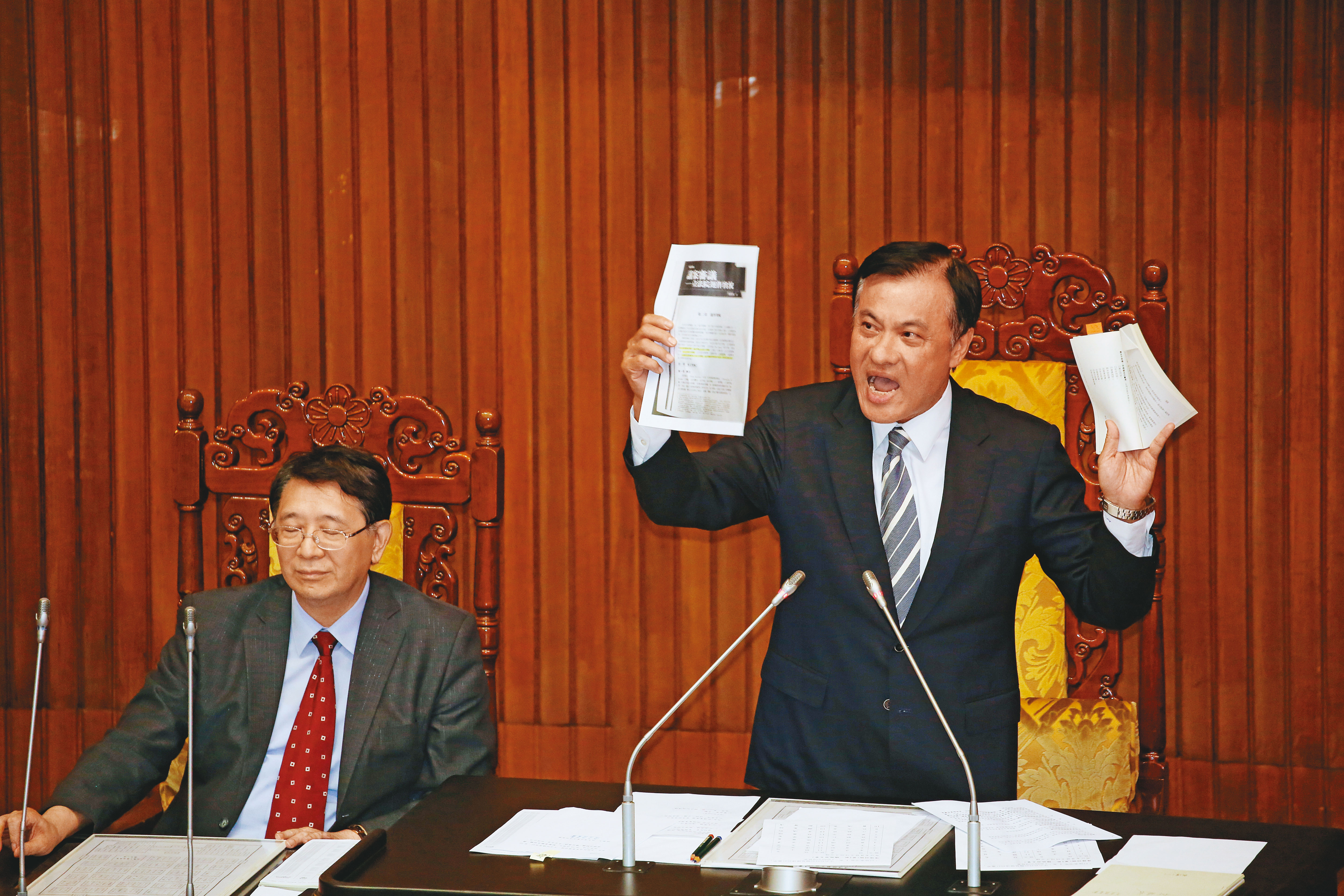 立法院長蘇嘉全（右）4年前與有意角逐院長的柯建銘、陳明文協調後出線，成為民進黨首位國會議長。