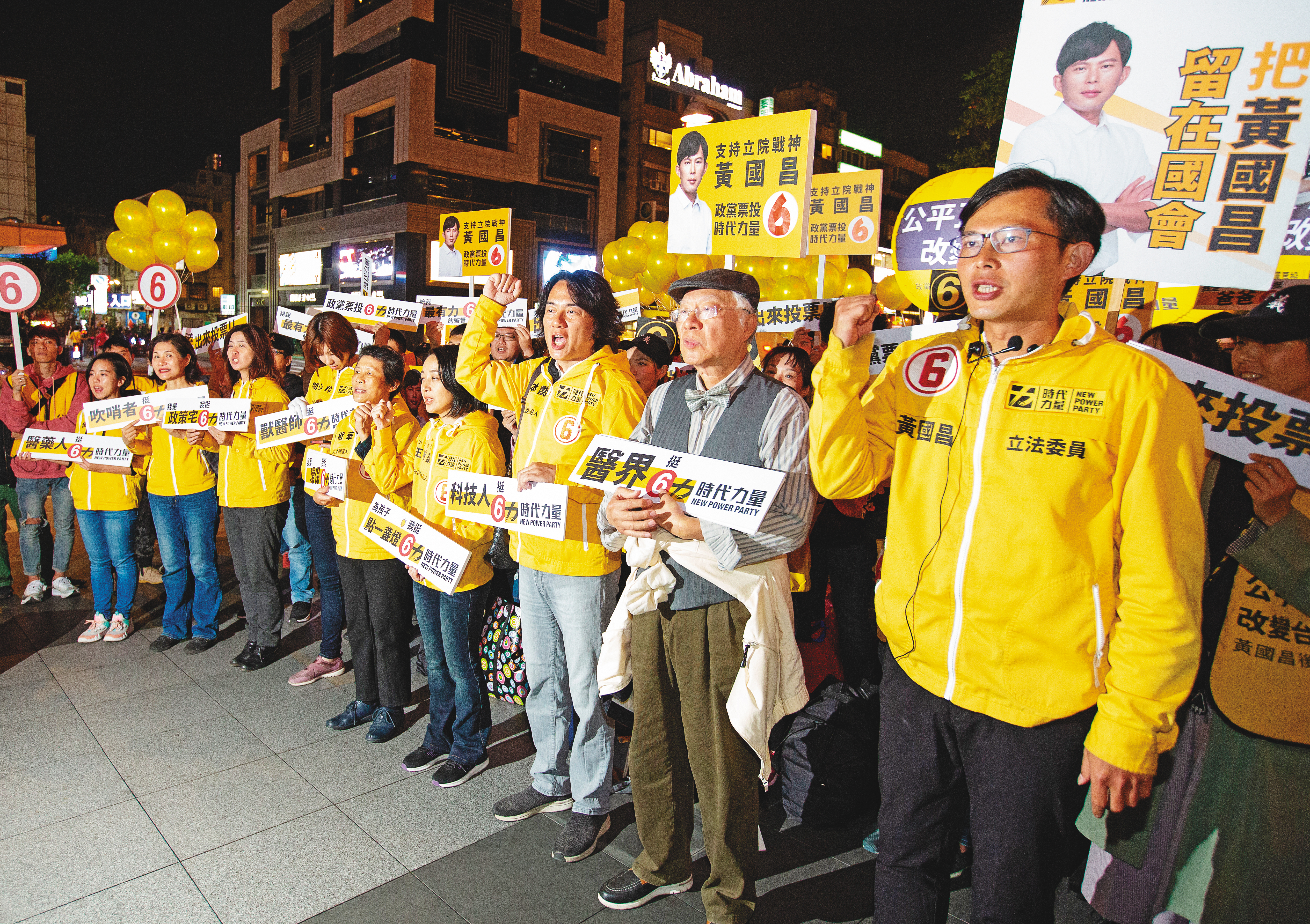 時代力量選前打出「亡昌感」,最後衝破百萬張政黨票,仍未能把黃國昌留在國會。