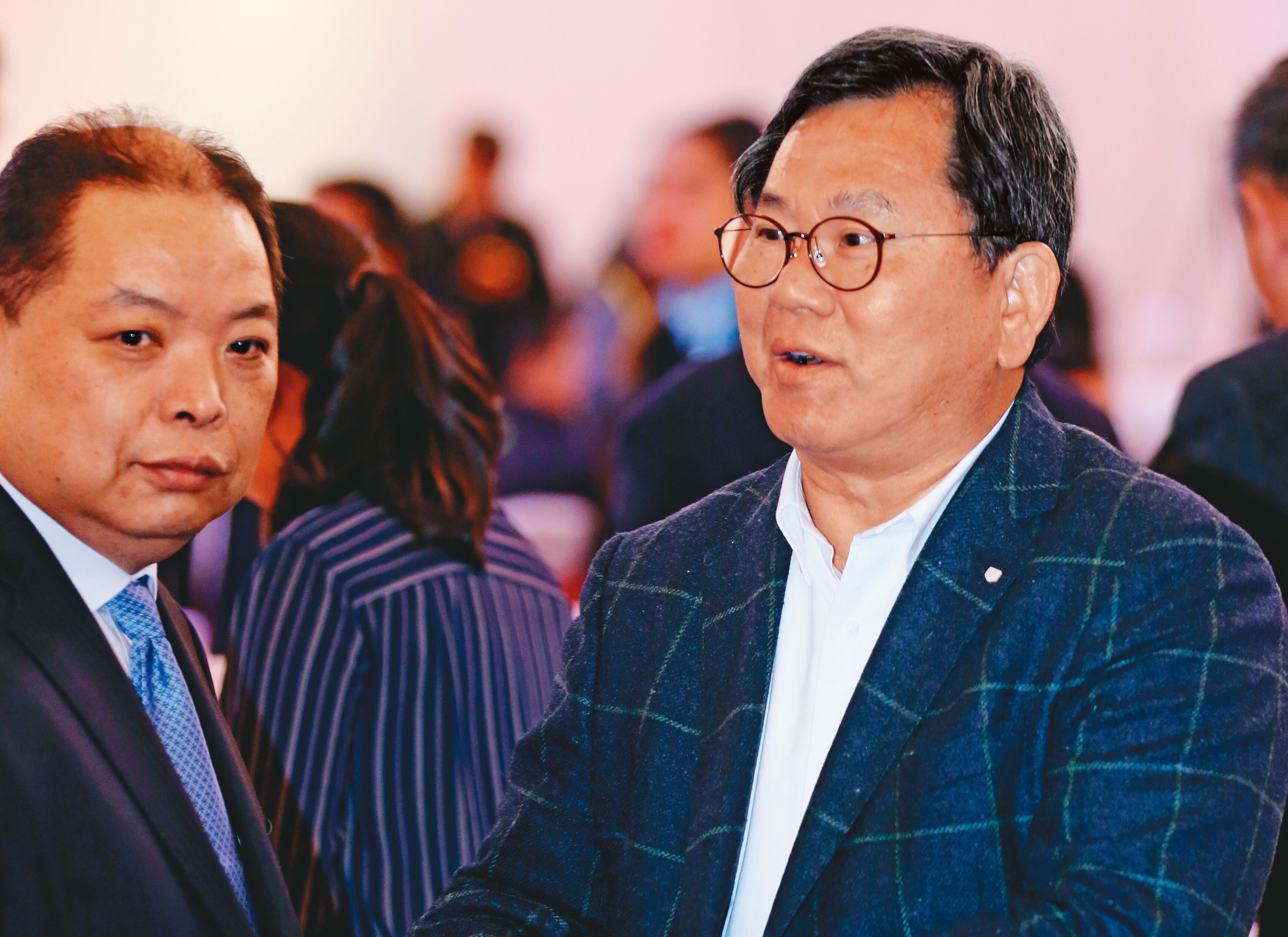 立委陳明文（右）這次因高鐵300萬元事件選得格外艱困，他仍再表態有意角逐立法院長大位。（攝影組）