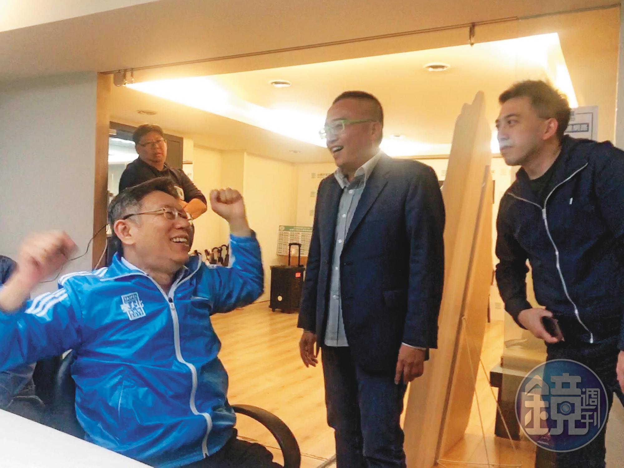 得知心腹蔡壁如確定當選不分區立委,正接受本刊採訪的柯P(左)對著幕僚振臂大喊:「老柯完了!」