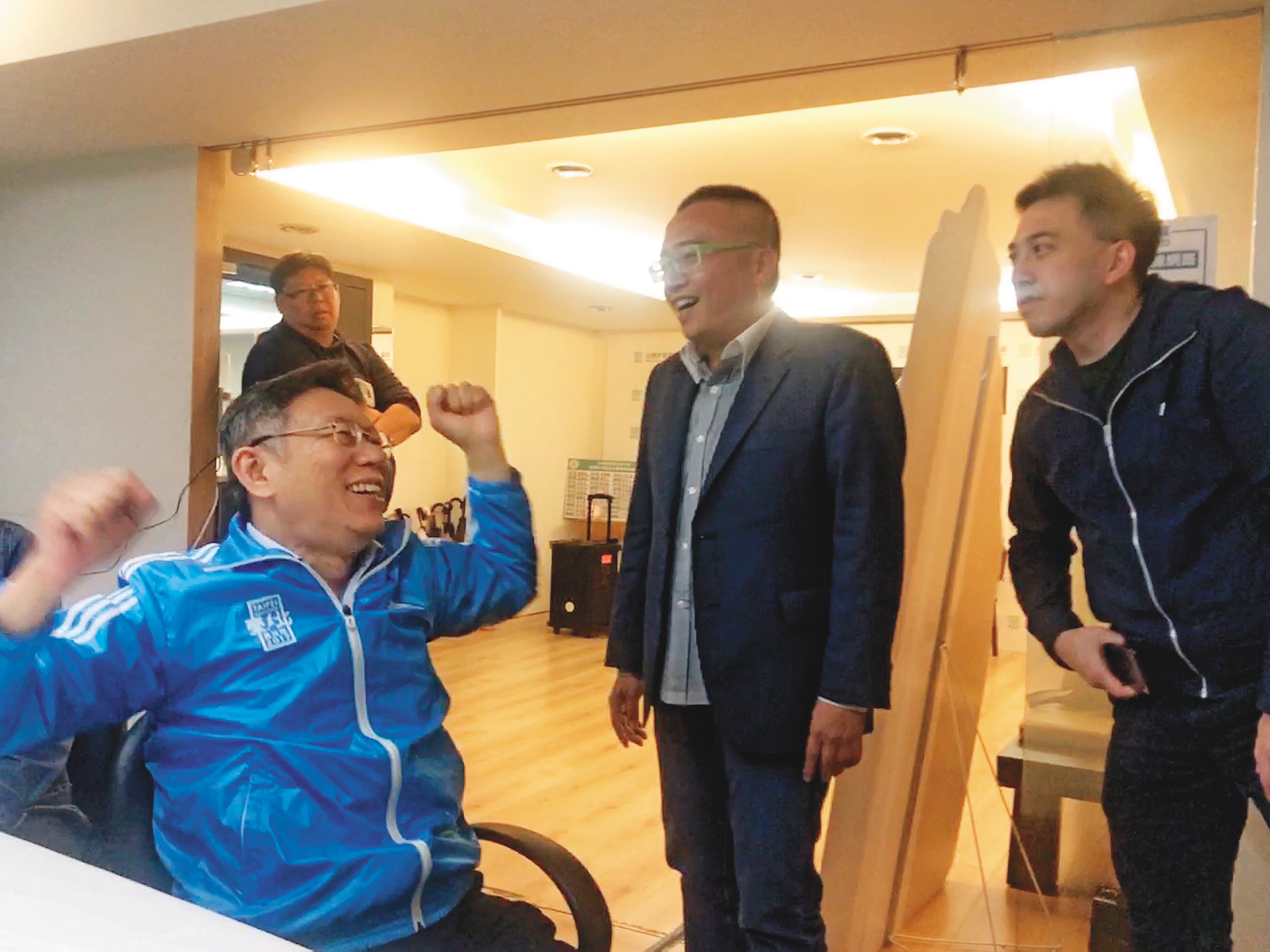 得知心腹蔡壁如確定當選不分區立委，正接受本刊採訪的柯P（左）對著幕僚振臂大喊：「老柯完了！」