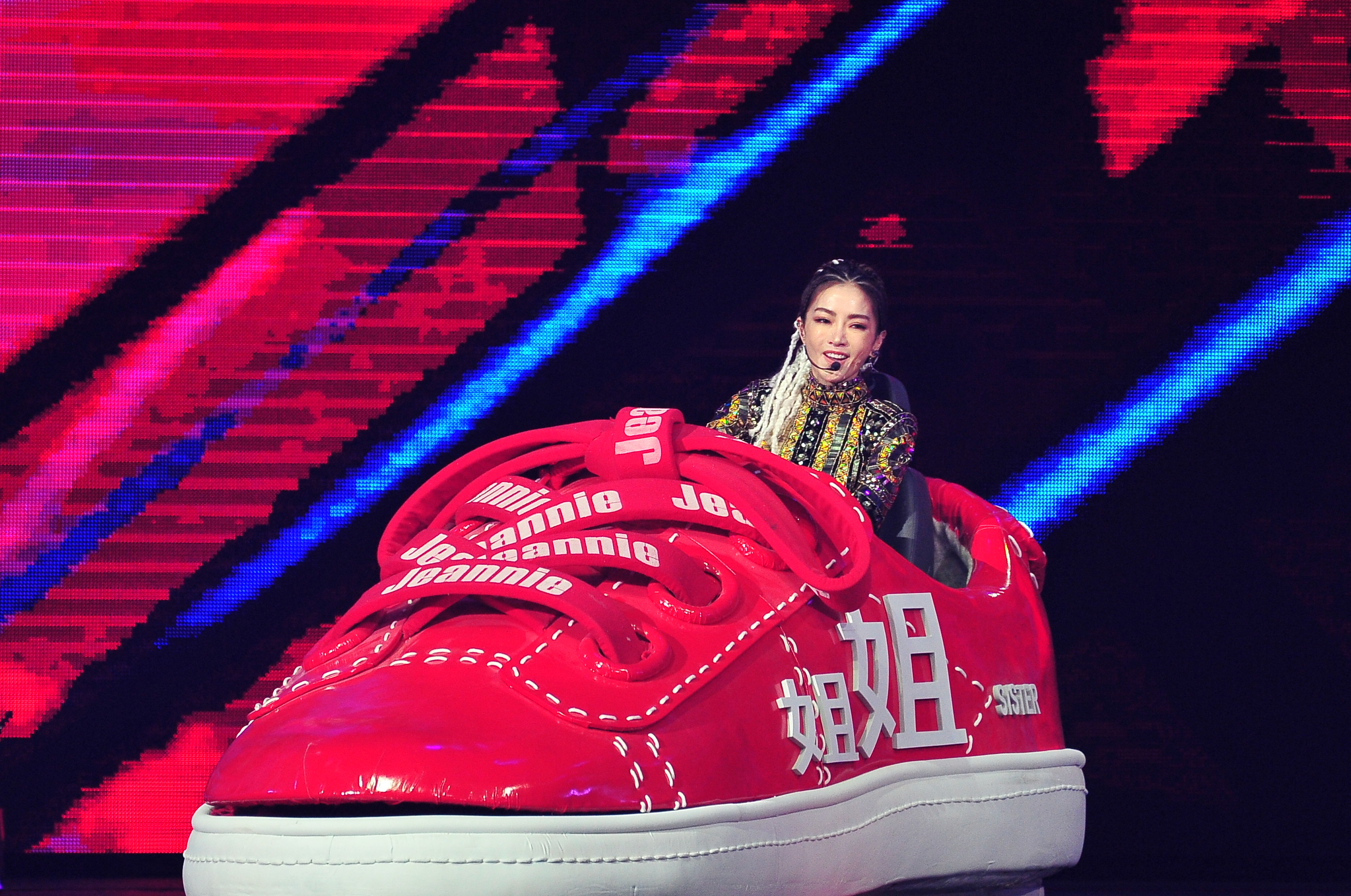 謝金燕《紅白》將「姐姐車」開上小巨蛋舞台。（台視提供）