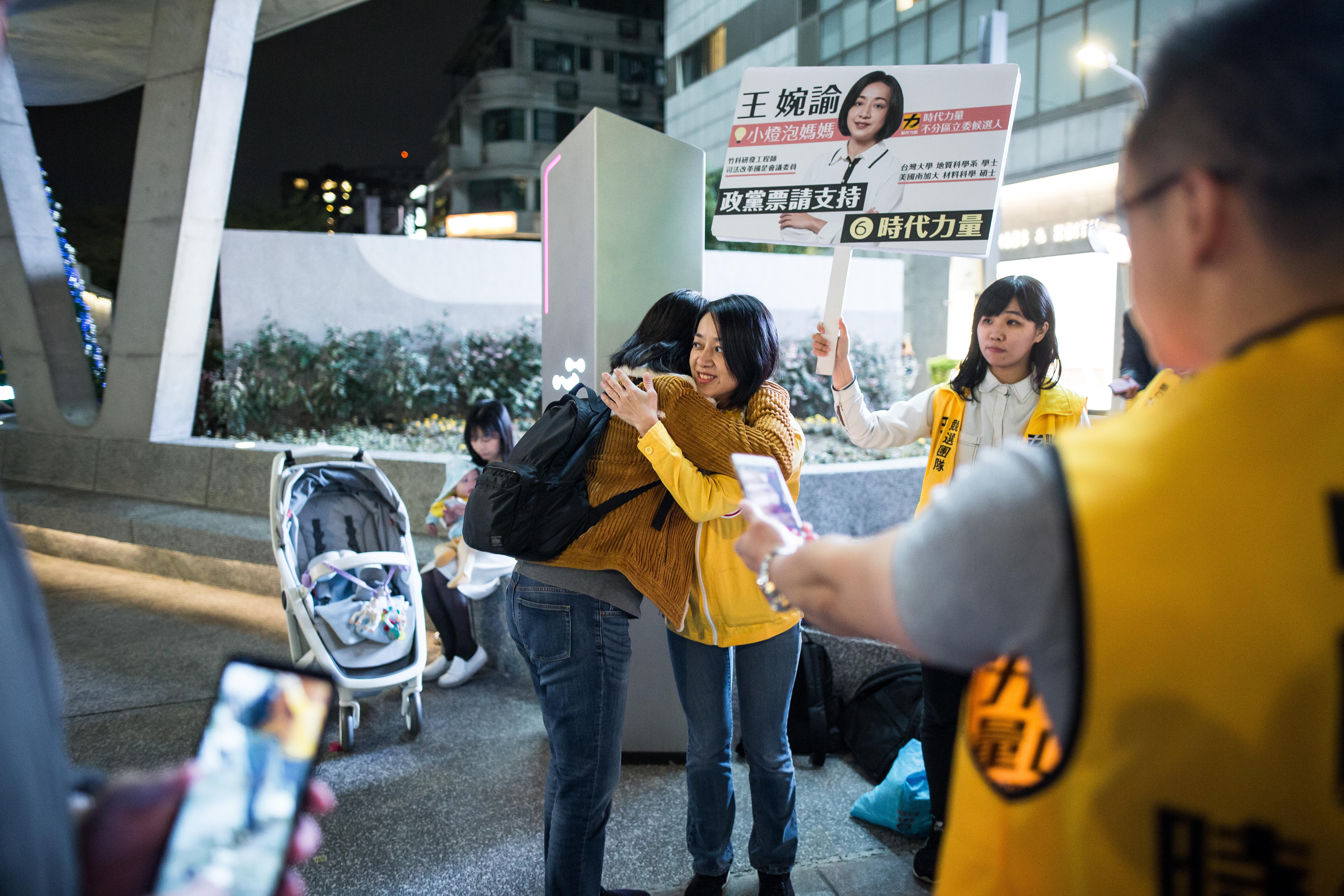 王婉諭雖然成功前進國會，但卻遭偏激的女網友言論傷害，讓她於臉書提醒大家「放下對立，擁抱彼此…」。