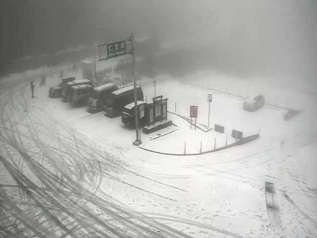稍早合歡山已開始下雪了,有不少民眾把握機會直衝山上賞雪。(翻攝自即時影像監視器)