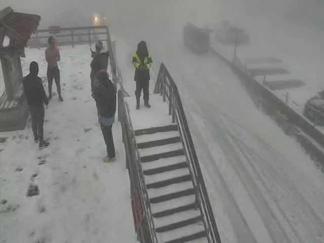 今晨合歡山開始降下白雪，其中武嶺一帶已呈現一片雪白。（翻攝自即時影像監視器）