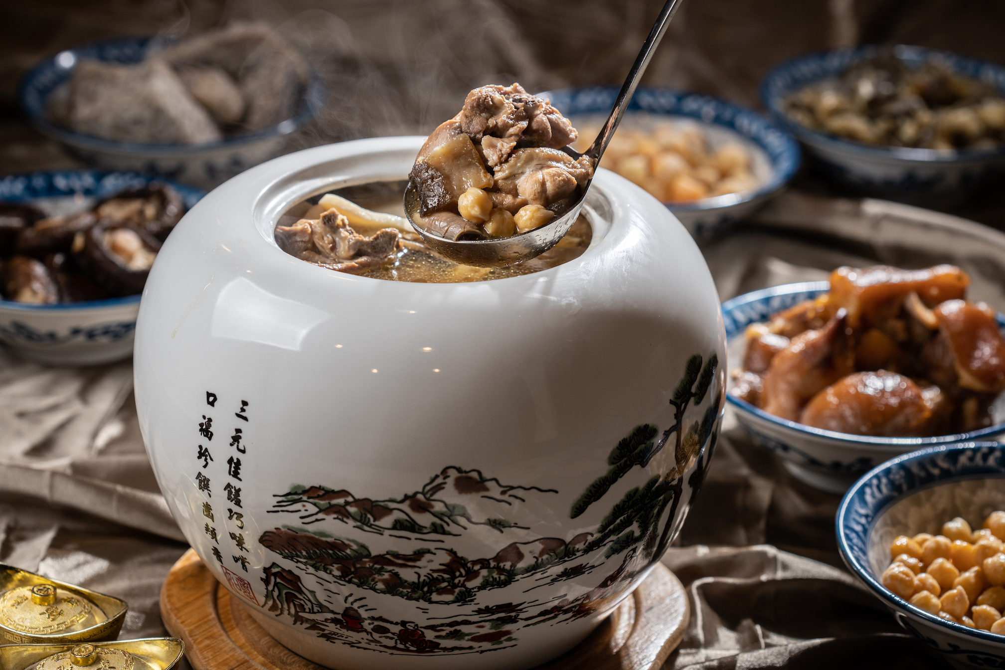美麗餐廳「一品佛跳牆」湯濃而不混濁，價格實惠，深受蔡瑞郎推崇。（2,500元／大盅含甕）