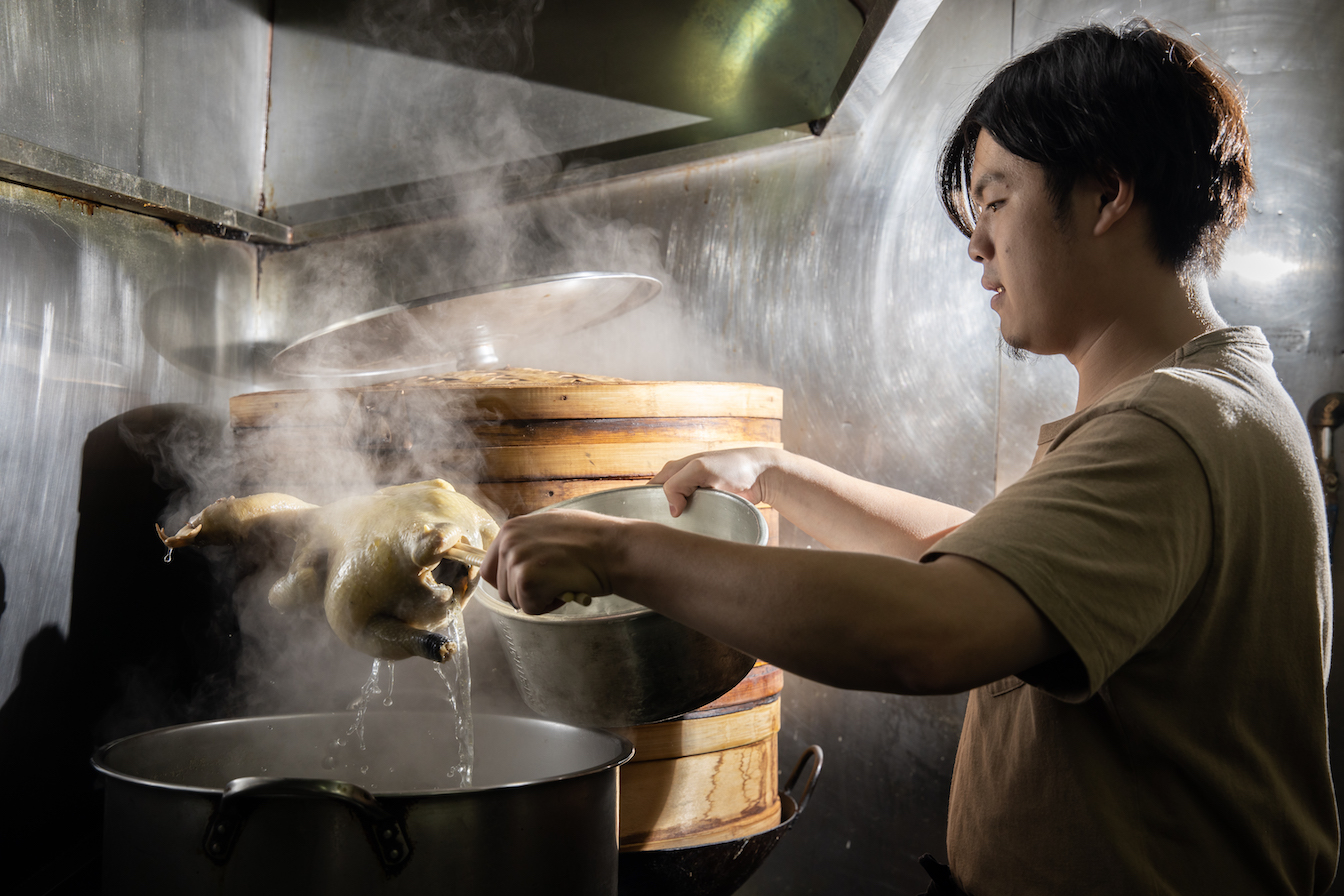 「白斬雞」也是美麗餐廳的人氣招牌，大量的雞湯成為佛跳牆的底湯。