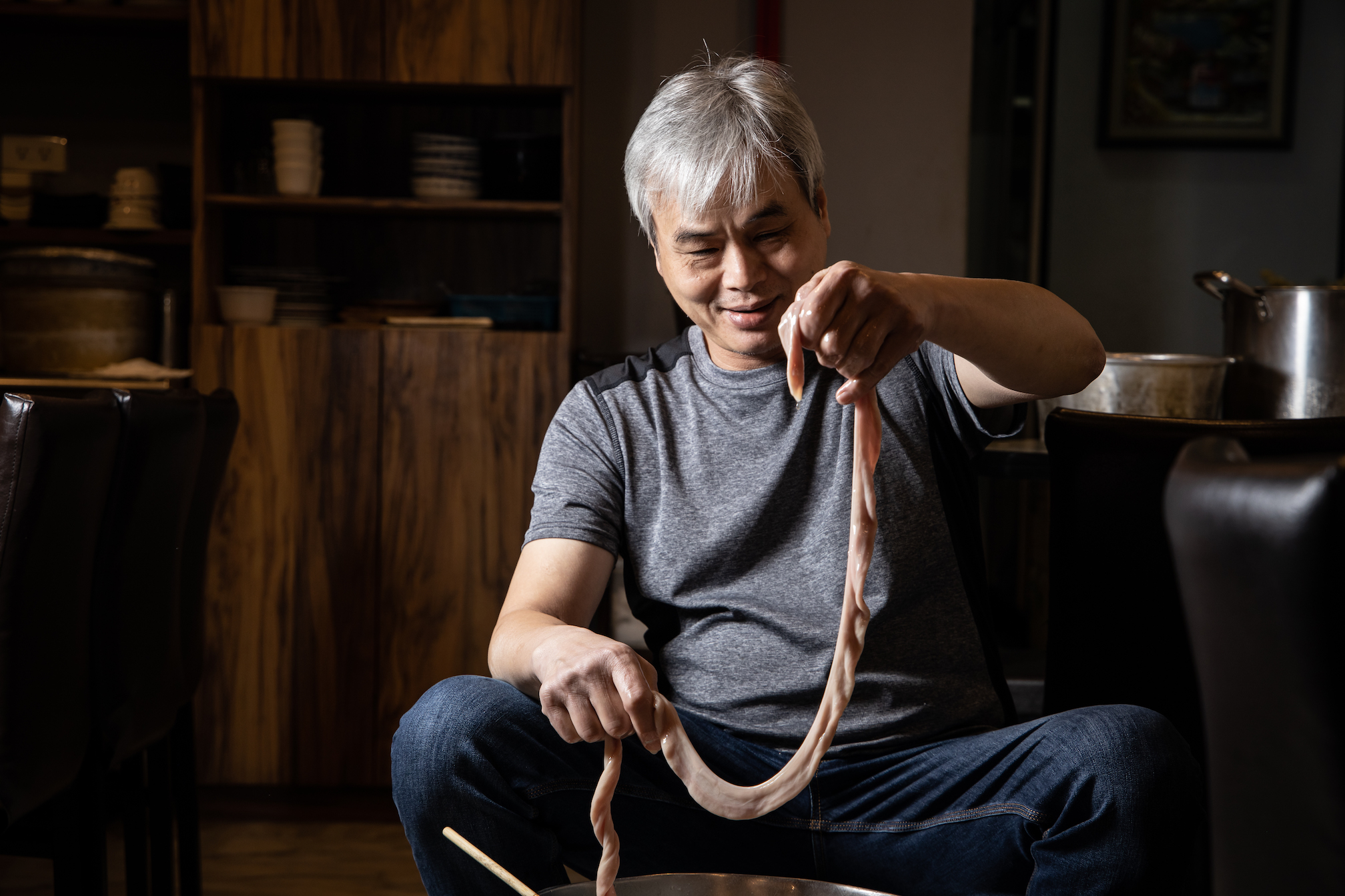 「魯腸」做工繁複，黃禎祥每日以手工套疊豬腸。