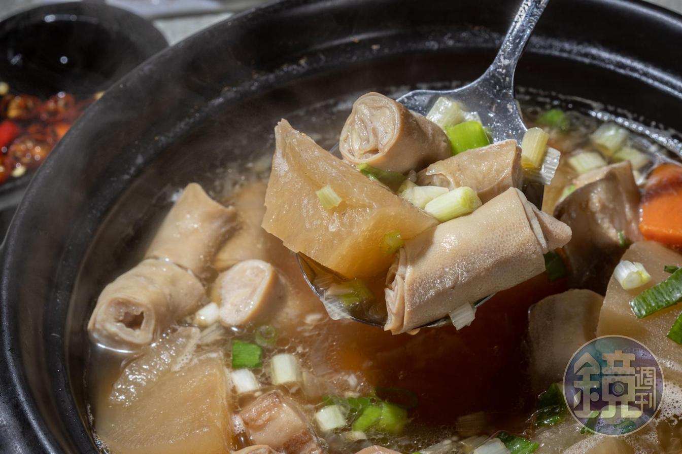 加入白蘿蔔滷汁燉煮的「蘿蔔魯腸鍋」成美麗餐廳必點菜色。（620元／份）