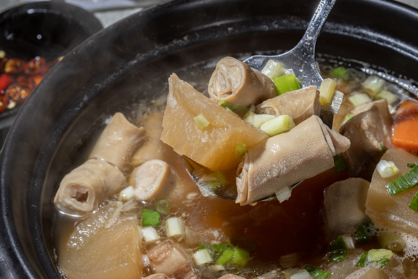 加入白蘿蔔滷汁燉煮的「蘿蔔魯腸鍋」成美麗餐廳必點菜色。（620元／份）