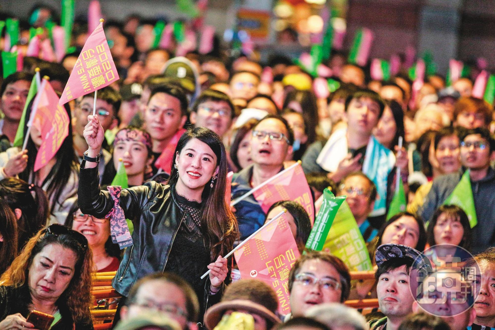 開票當晚,蔡英文支持者在競選總部外忘情吶喊,獲年輕選民相挺是小英得以衝高票的關鍵。