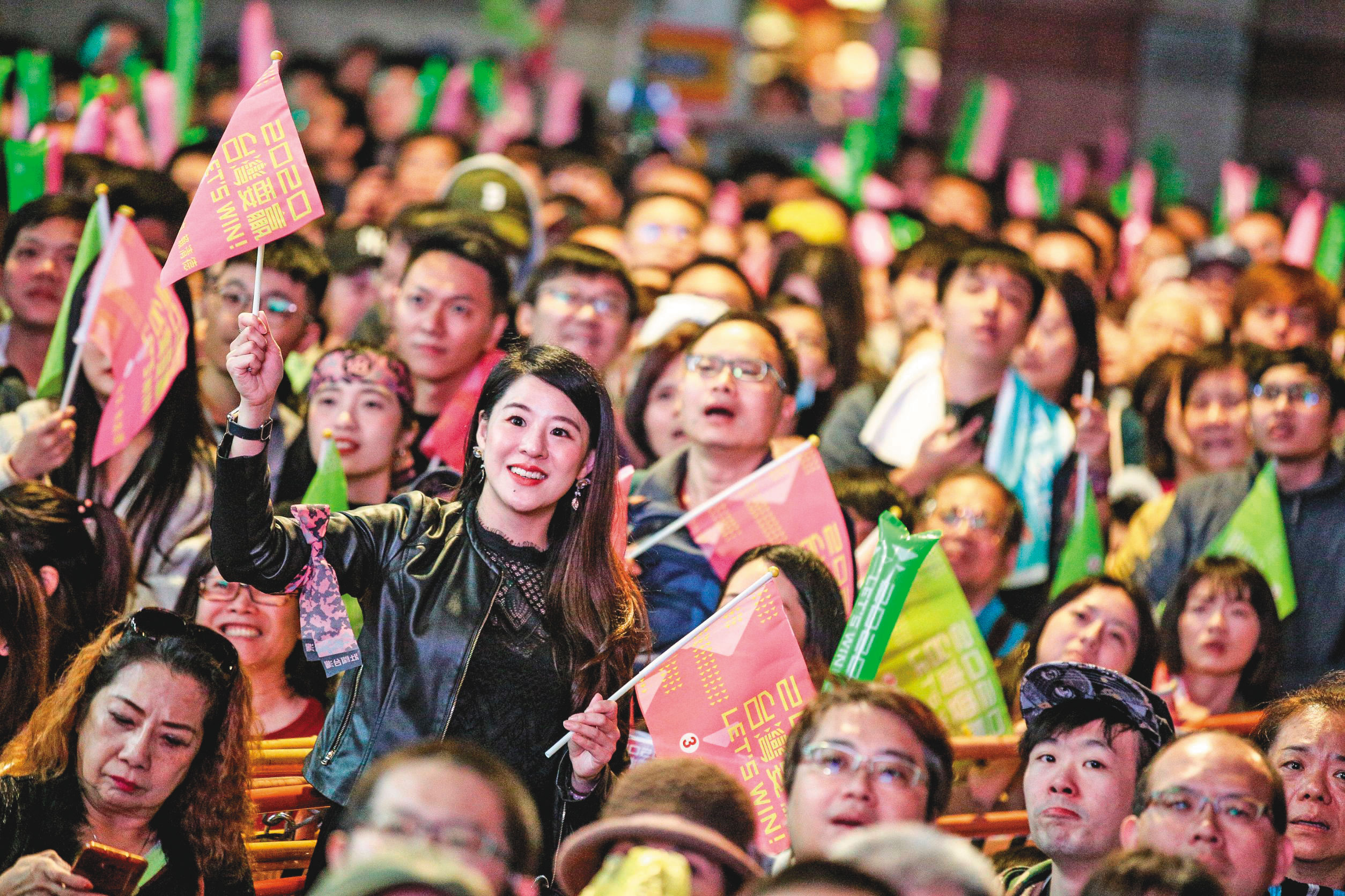 開票當晚，蔡英文支持者在競選總部外忘情吶喊，獲年輕選民相挺是小英得以衝高票的關鍵。