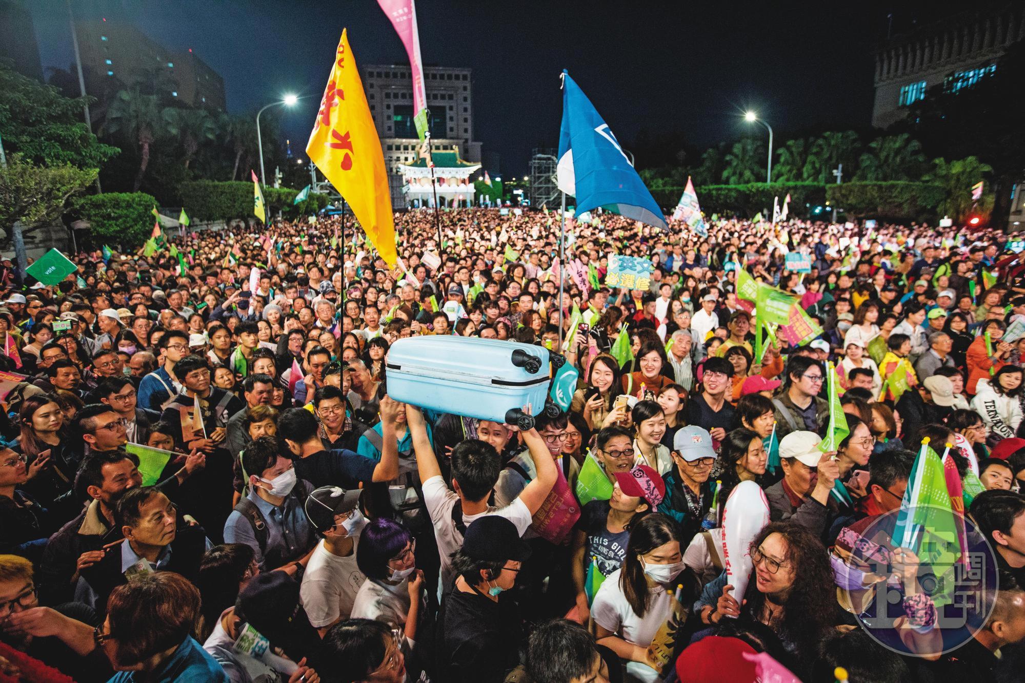 歷年選舉,投票情況一向不踴躍的年輕選民,在這次總統大選中扮演重要的角色,異鄉遊子也紛紛回家投票。