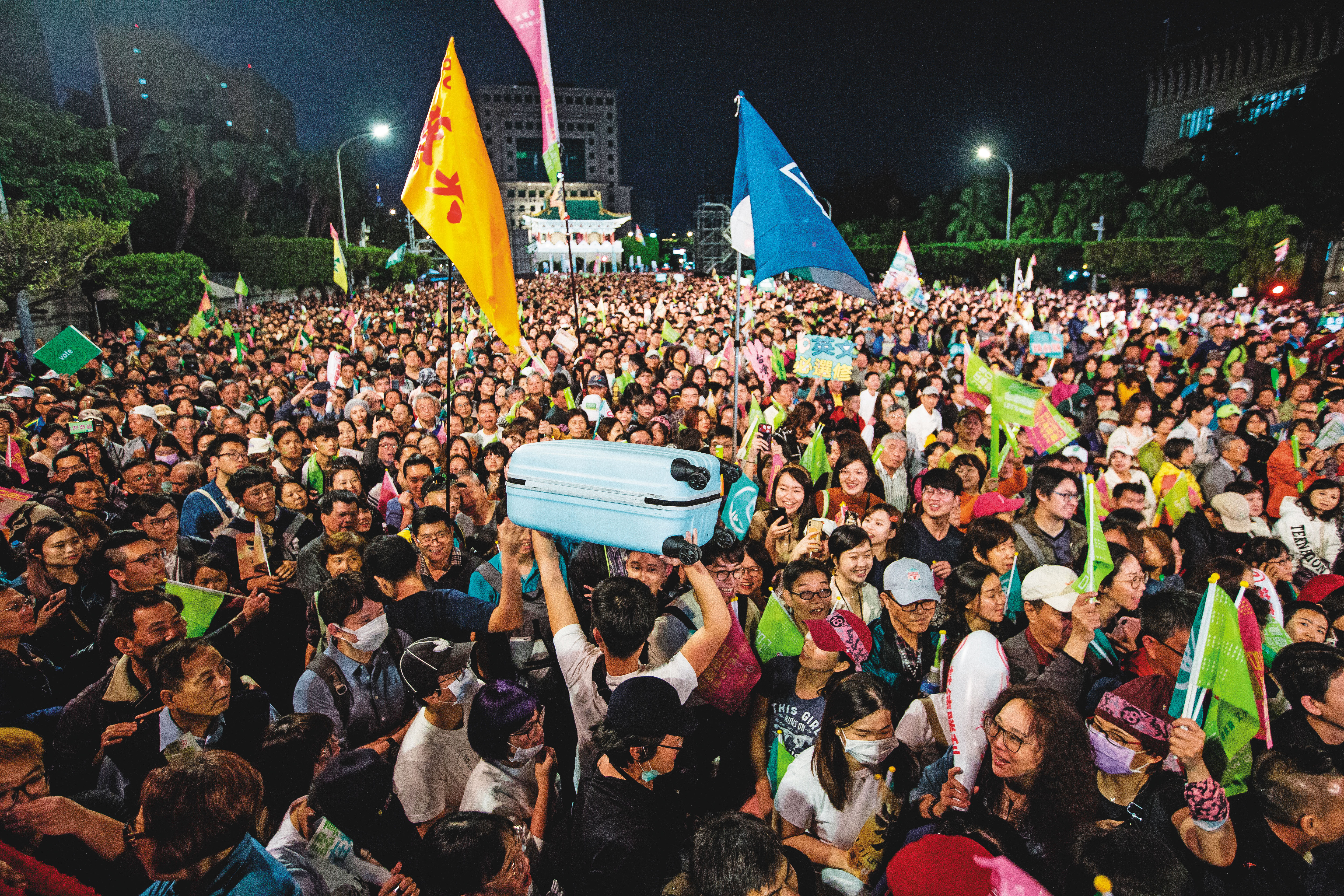 歷年選舉，投票情況一向不踴躍的年輕選民，在這次總統大選中扮演重要的角色，異鄉遊子也紛紛回家投票。