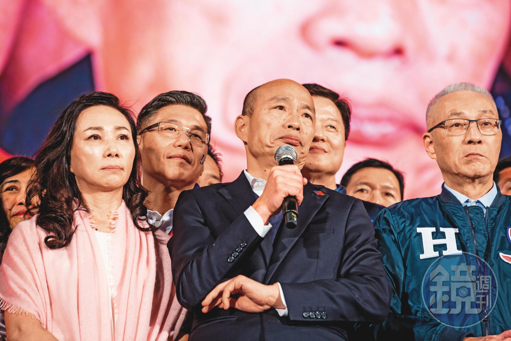 韓國瑜(前)在選戰過程的爭議言行,讓許多中間選民及年輕人出現「恐韓」心態。