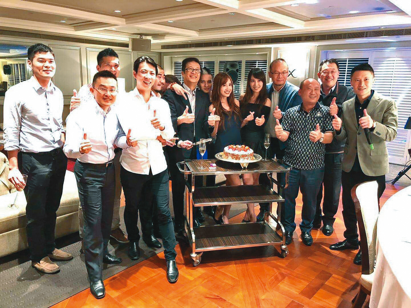 翁滋蔓生日，有一群男人為她慶生，地點是在世貿有名的餐廳，但大合照的畫風非常微妙像聯誼會。（讀者提供）