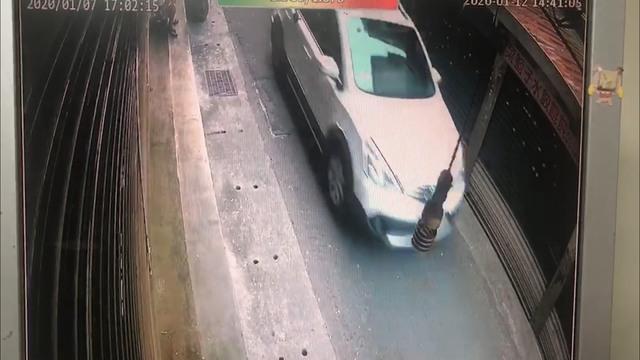 林嫌殺害鄧女後，駕駛白色休旅車載屍逃亡。（翻攝畫面）
