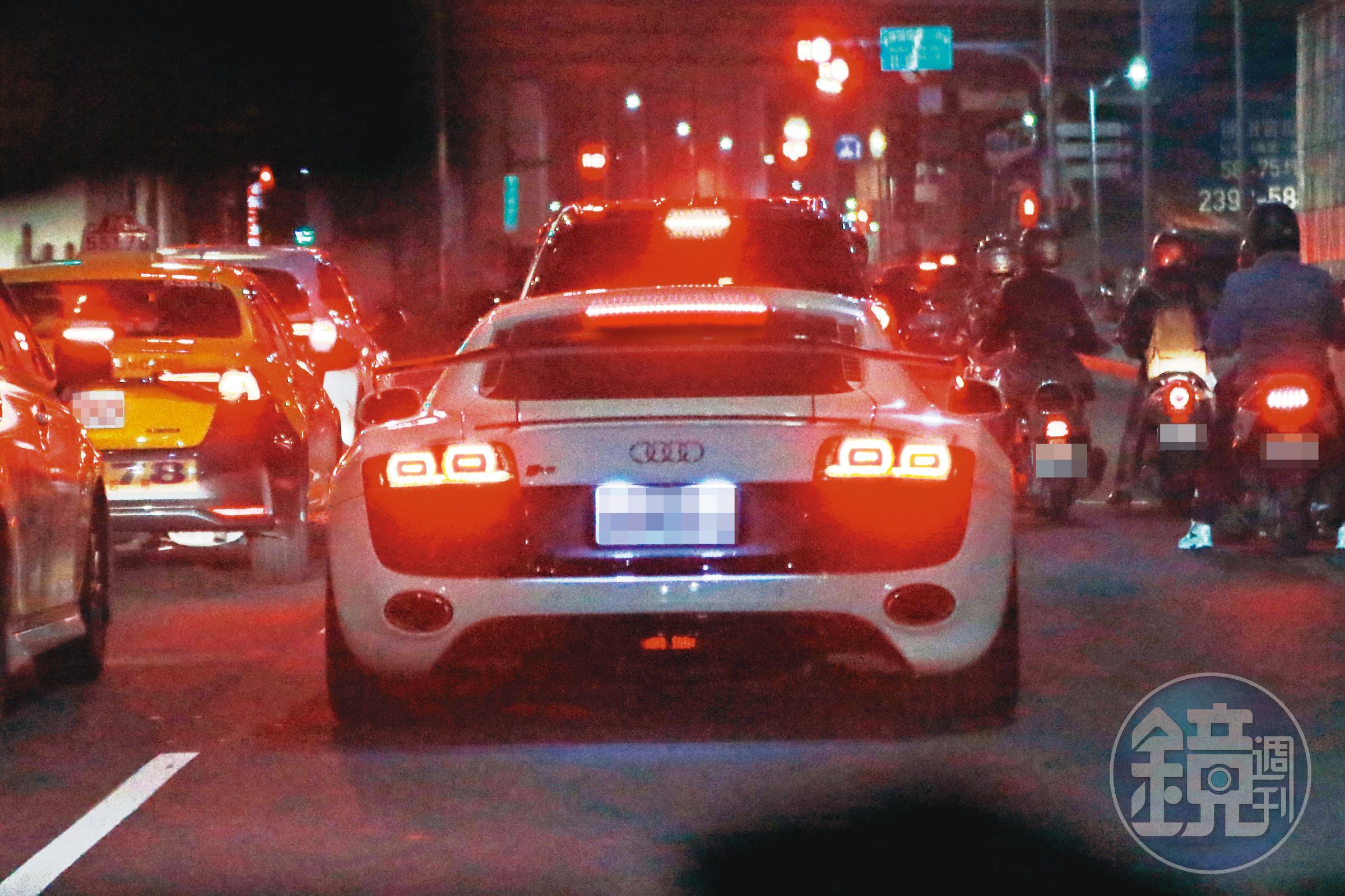 00：36 翁子涵開著新R8代步，一樣不改愛炫富個性。