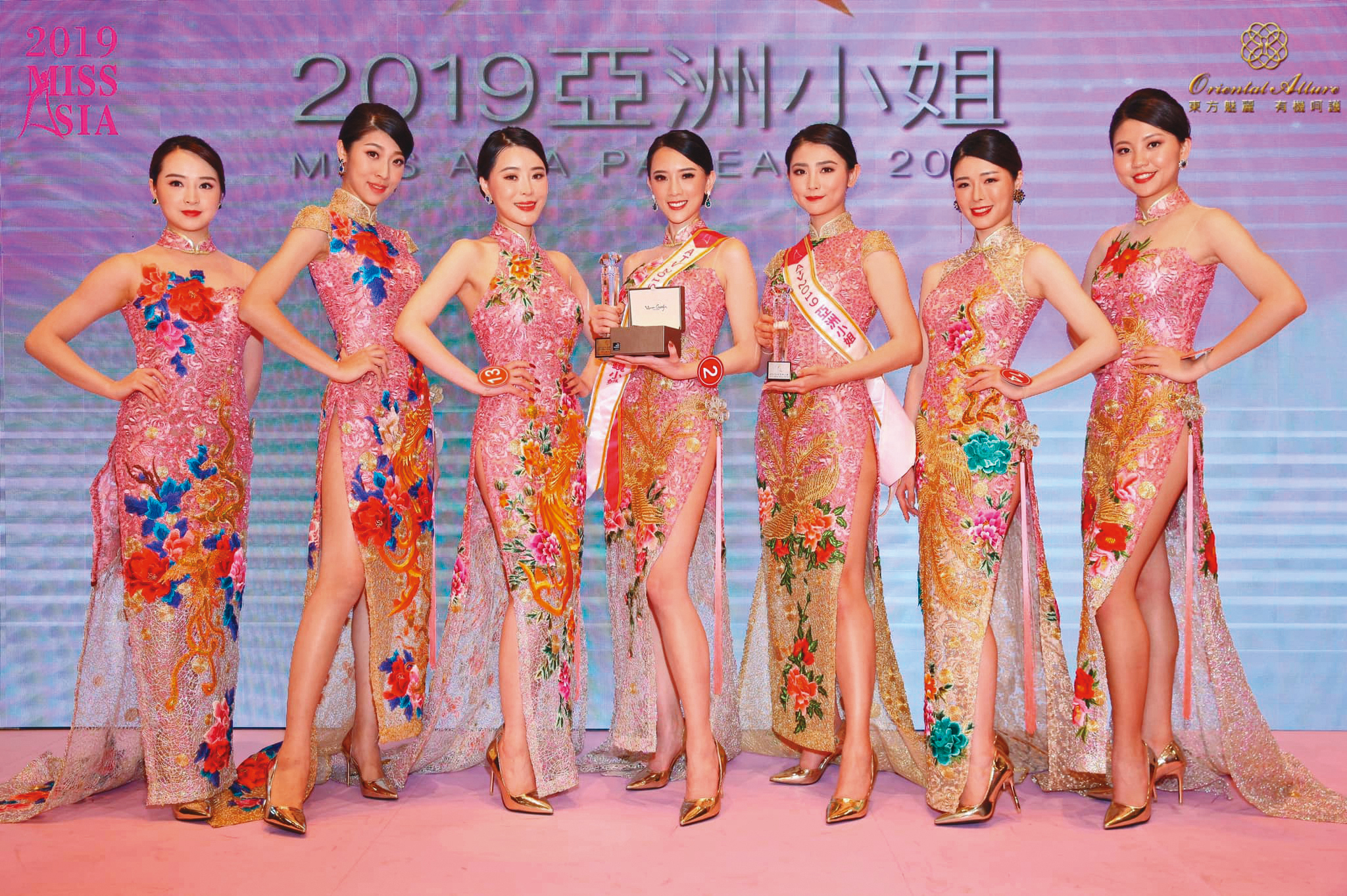 即便醜聞連環爆，翁子涵（左四）不畏流言，繼續參加「亞洲小姐」選美賽事。（翻攝自亞洲小姐官網）