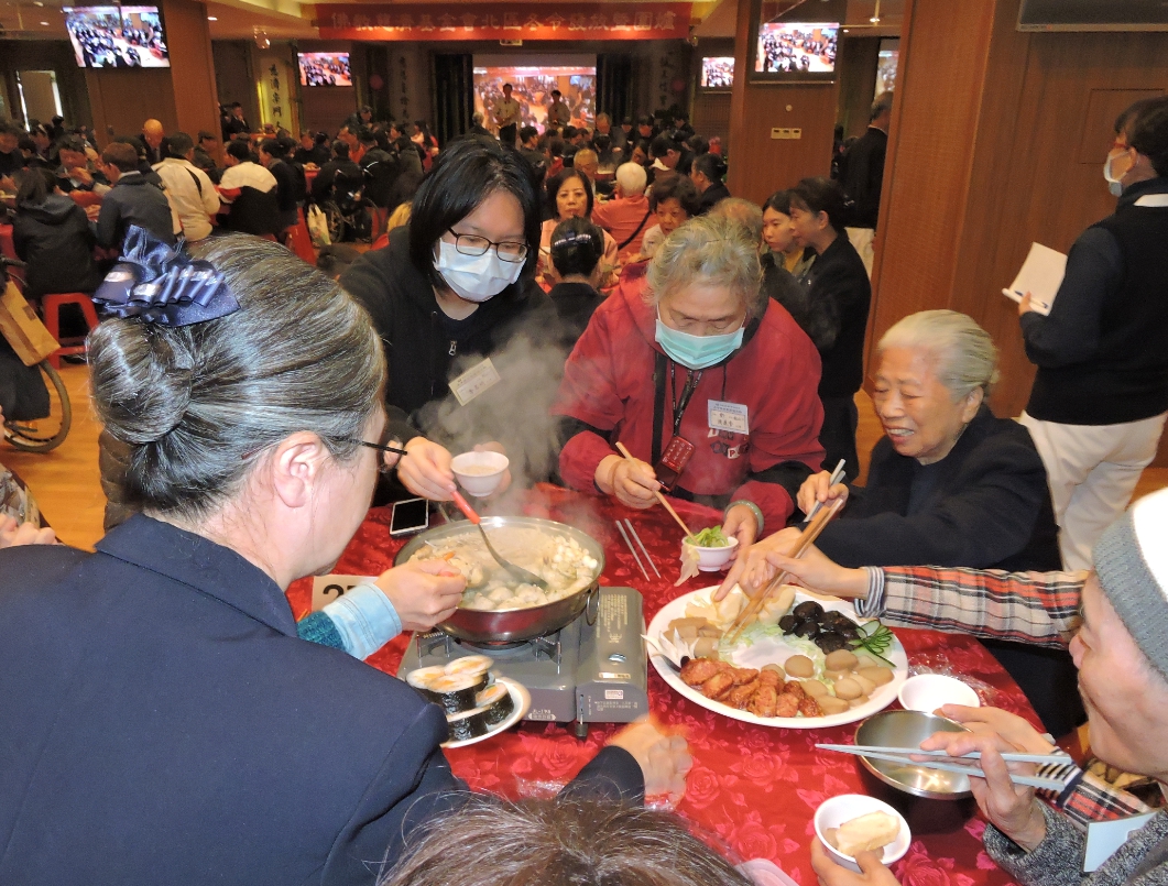 慈濟歲末送暖在全台各地舉辦43場次「2020年冬令發放暨圍爐活動」。（慈濟基金會提供）