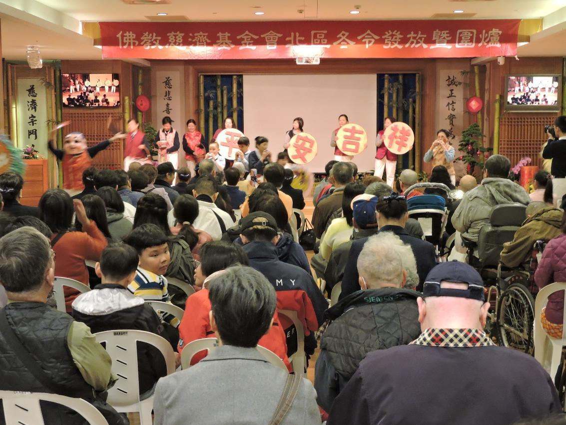 慈濟道場在12日同步「2020年冬令發放暨圍爐活動」,為社會弱勢家庭帶來溫暖。(慈濟基金會提供)