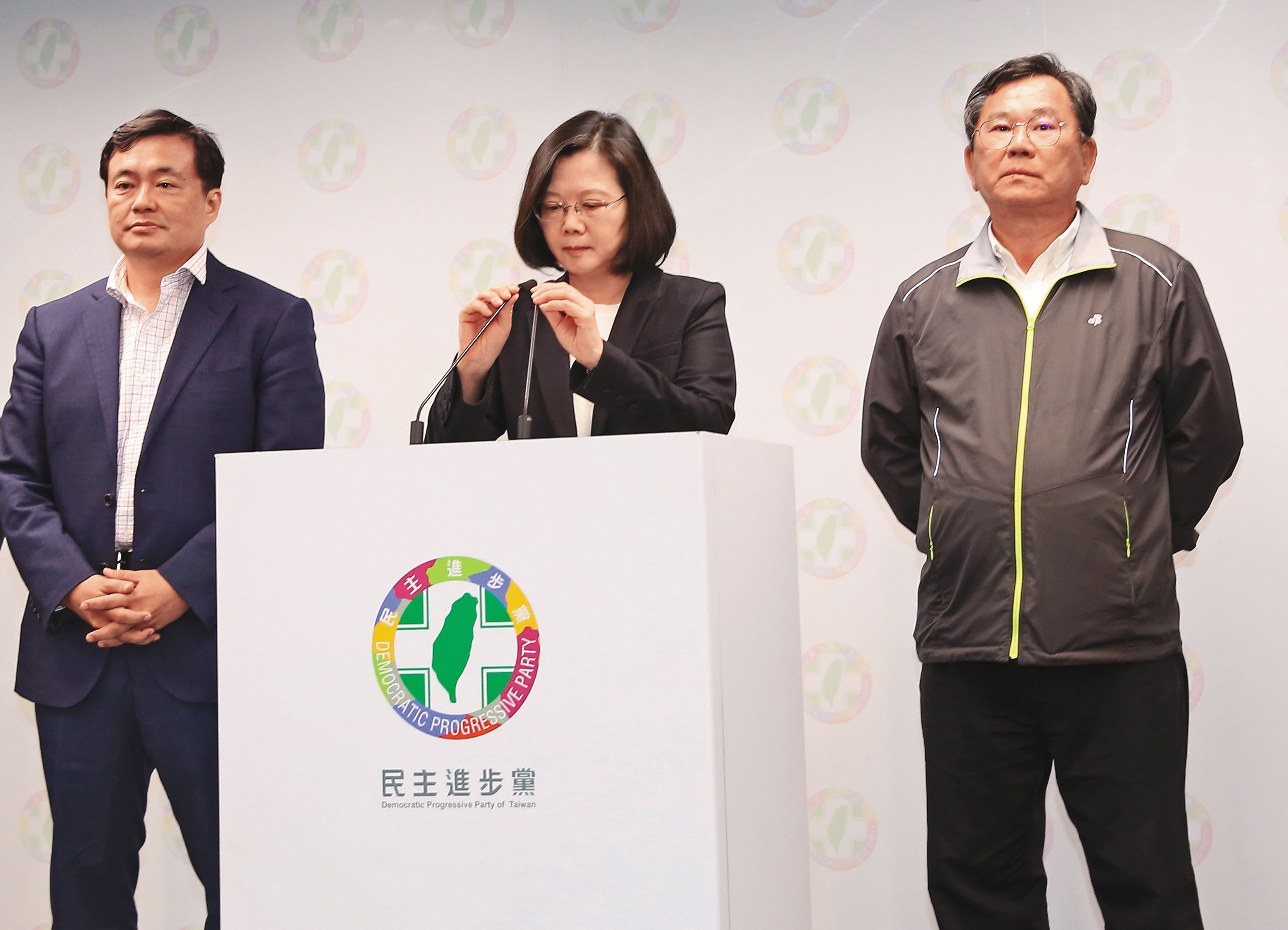 2018年11月九合一選舉大敗,蔡英文(中)率民進黨幹部洪耀福(左)和陳明文(右)向外界鞠躬道歉。