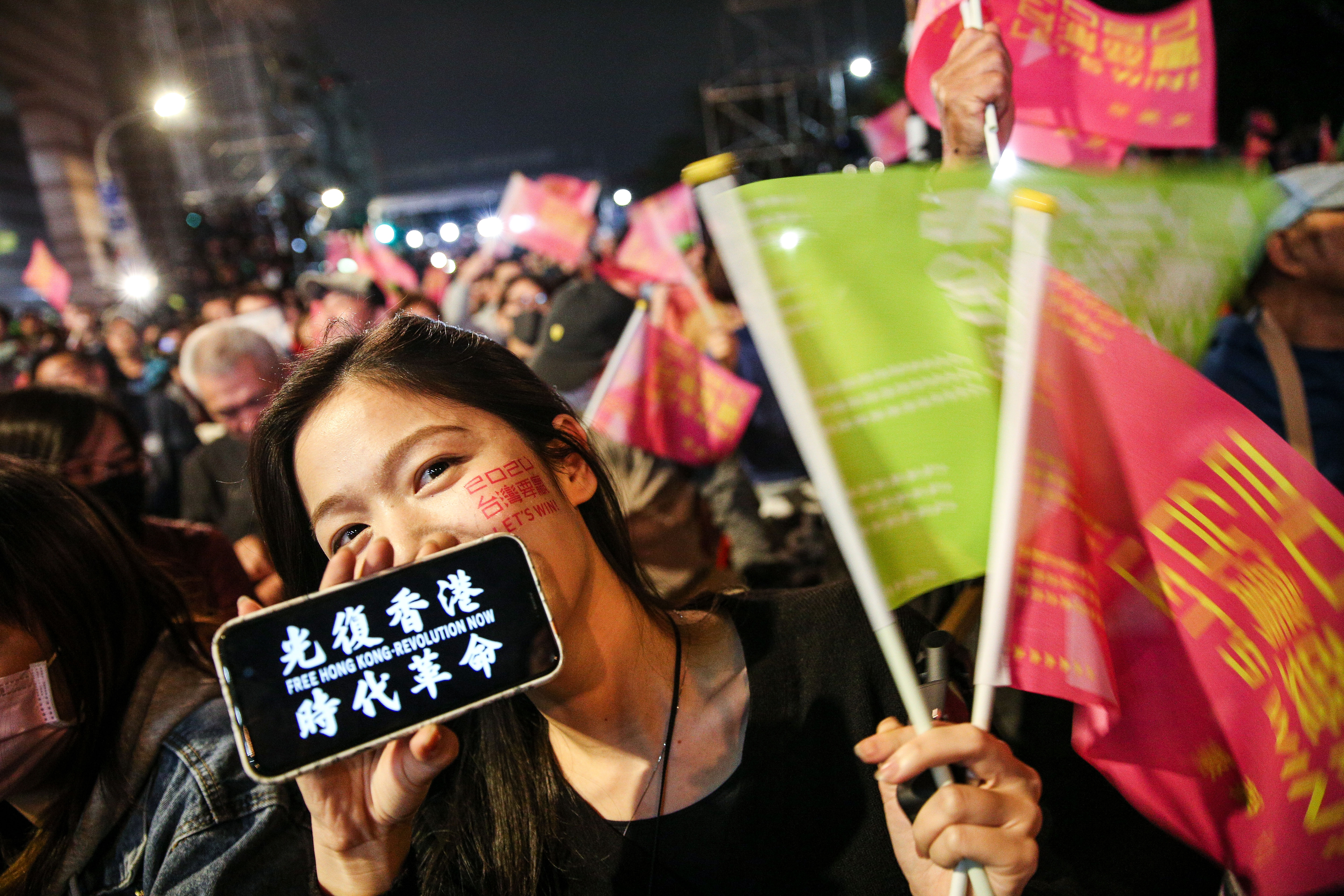 香港反送中運動把台港綁在一塊,蔡英文多次在公開場合聲援反送中運動,此次大選亦有不少香港人來台觀摩。