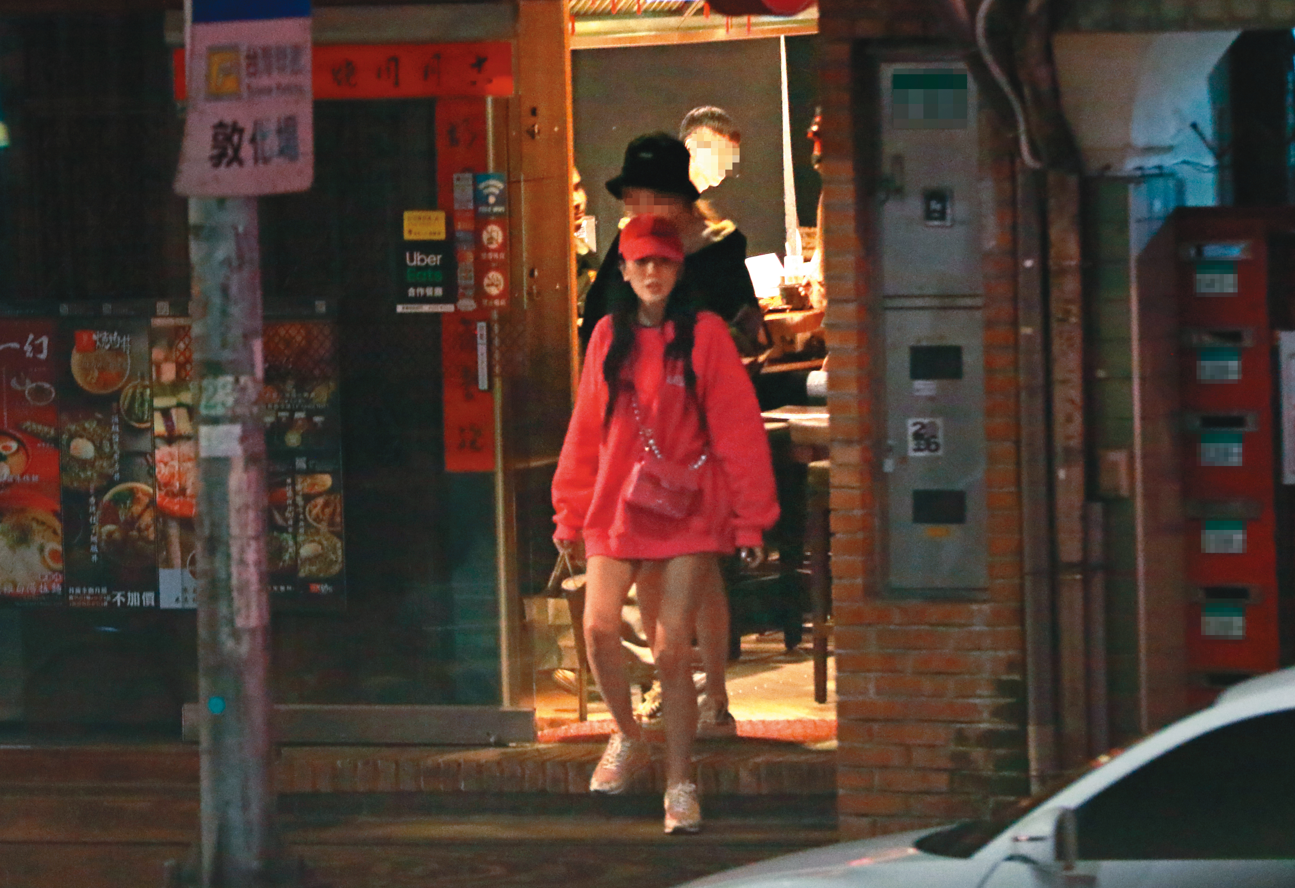 1月9日00：33長髮女下半身沒穿，露出白皙長腿引人注目，此時發現她就是翁子涵。