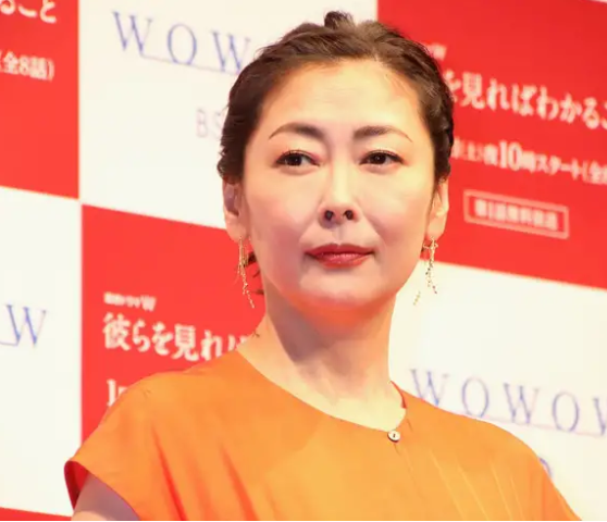 中山美穗年近50歲，近期媒體拍攝的照片，老態有些遮掩不住。（翻攝自日網）