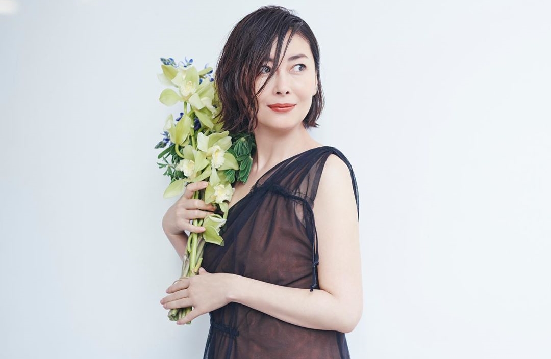 中山美穗過去空靈、優雅氣質形象與近日曝光的照片有些落差。（翻攝自中山美穗Instagram）