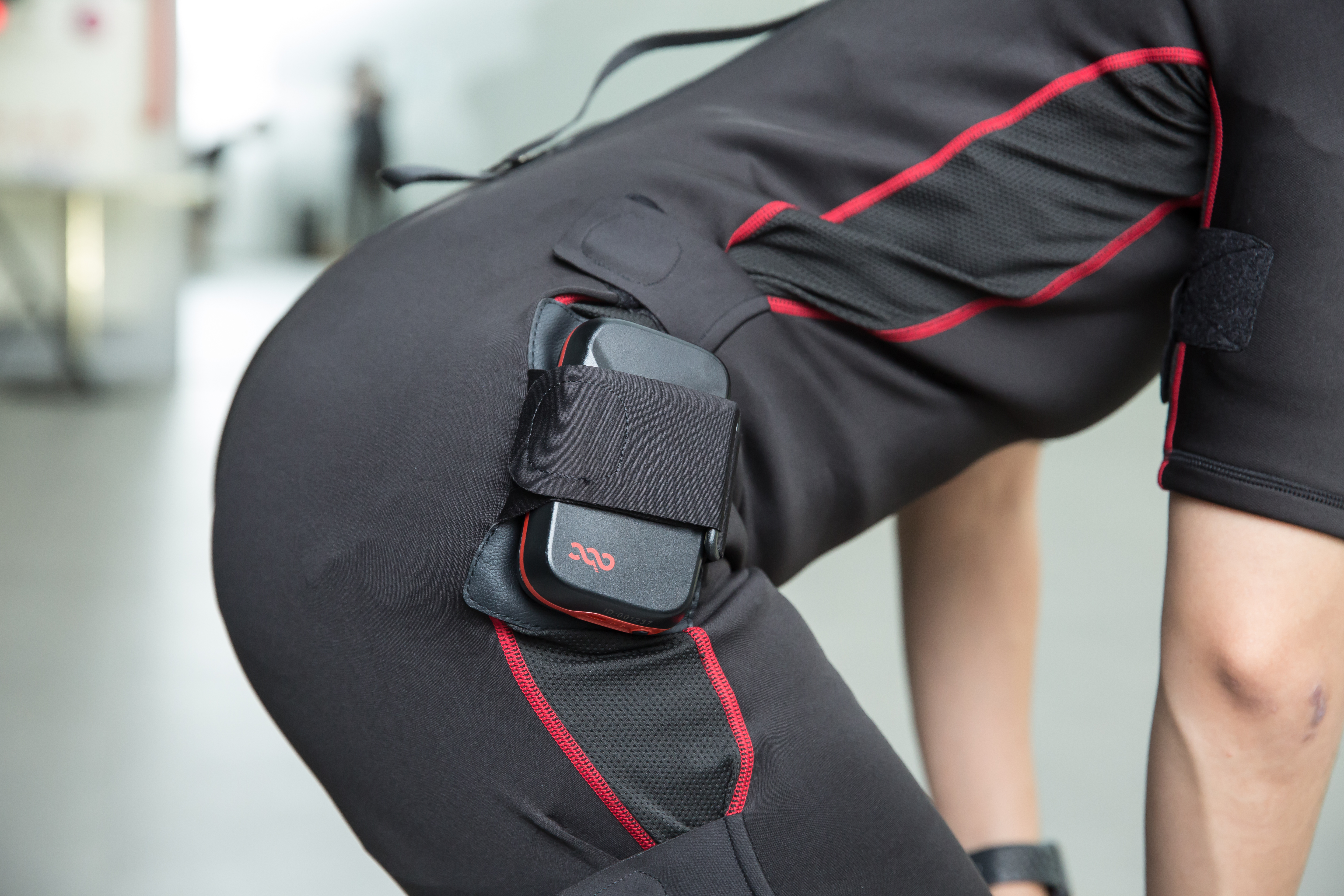 唐雅君說現在科技很發達，透過EMS電脈衝技術，短時間就能有很好的健身效果。