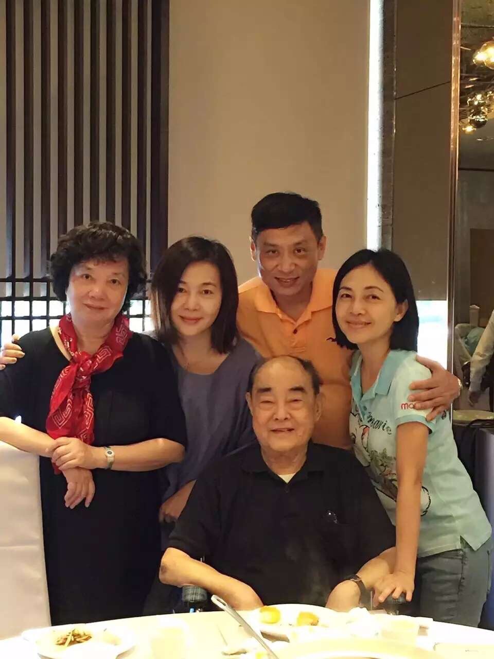 唐雅君的父親2年前因病逝世，讓她決定多花時間陪伴家人。（唐雅君提供）