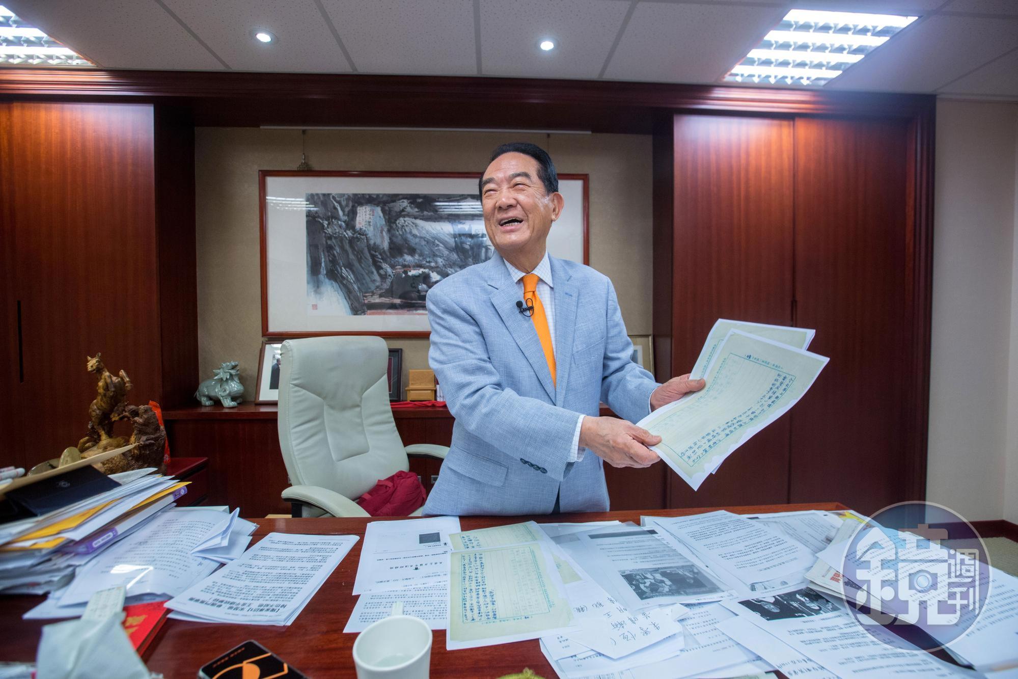 宋楚瑜是資料控，辦公室、家中書房不只堆滿書，還有滿滿的舊資料，從赴美留學的筆記到兒時日記他都留著。
