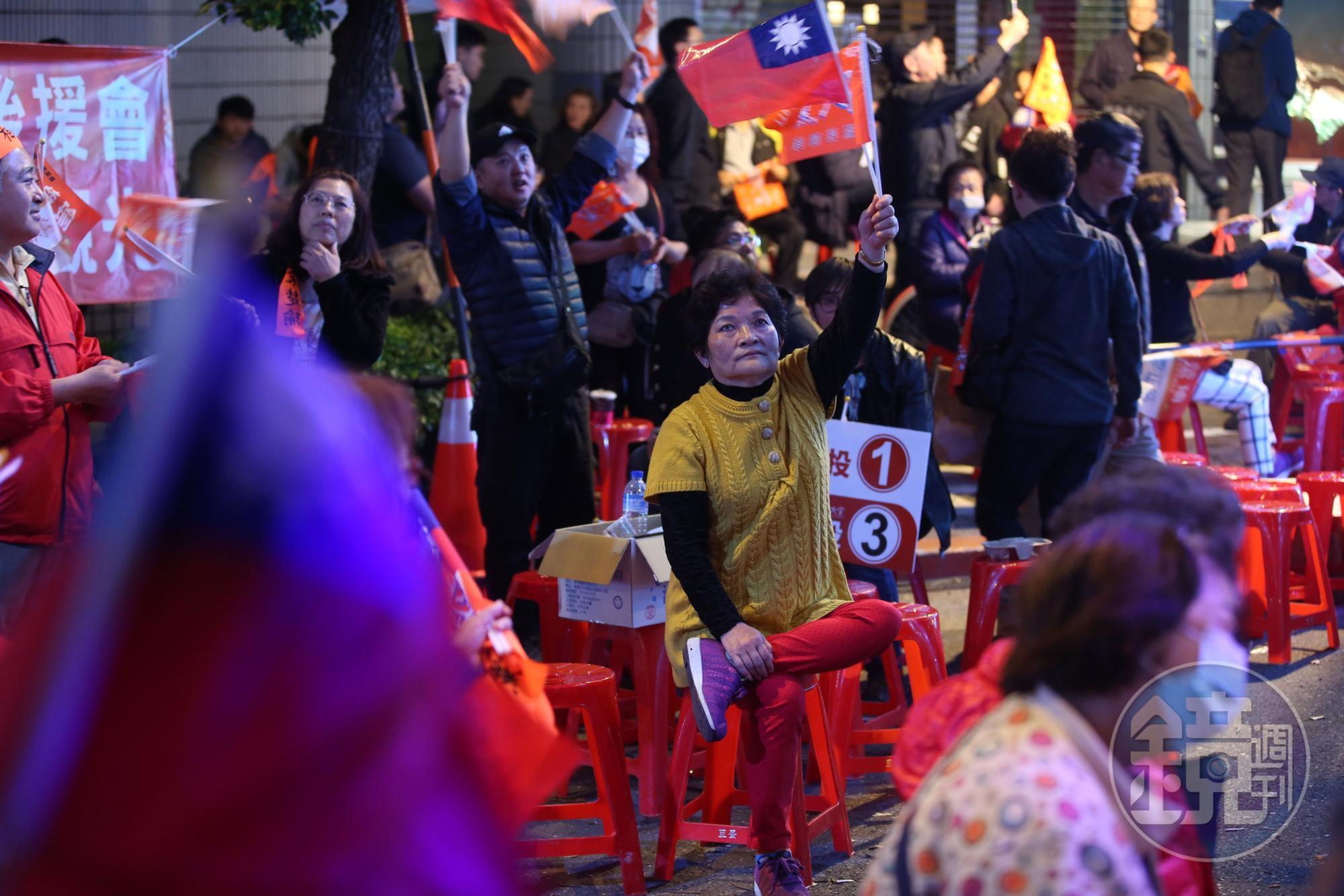 宋楚瑜的選前之夜人潮不算多，但其中仍有不少忠實粉絲。