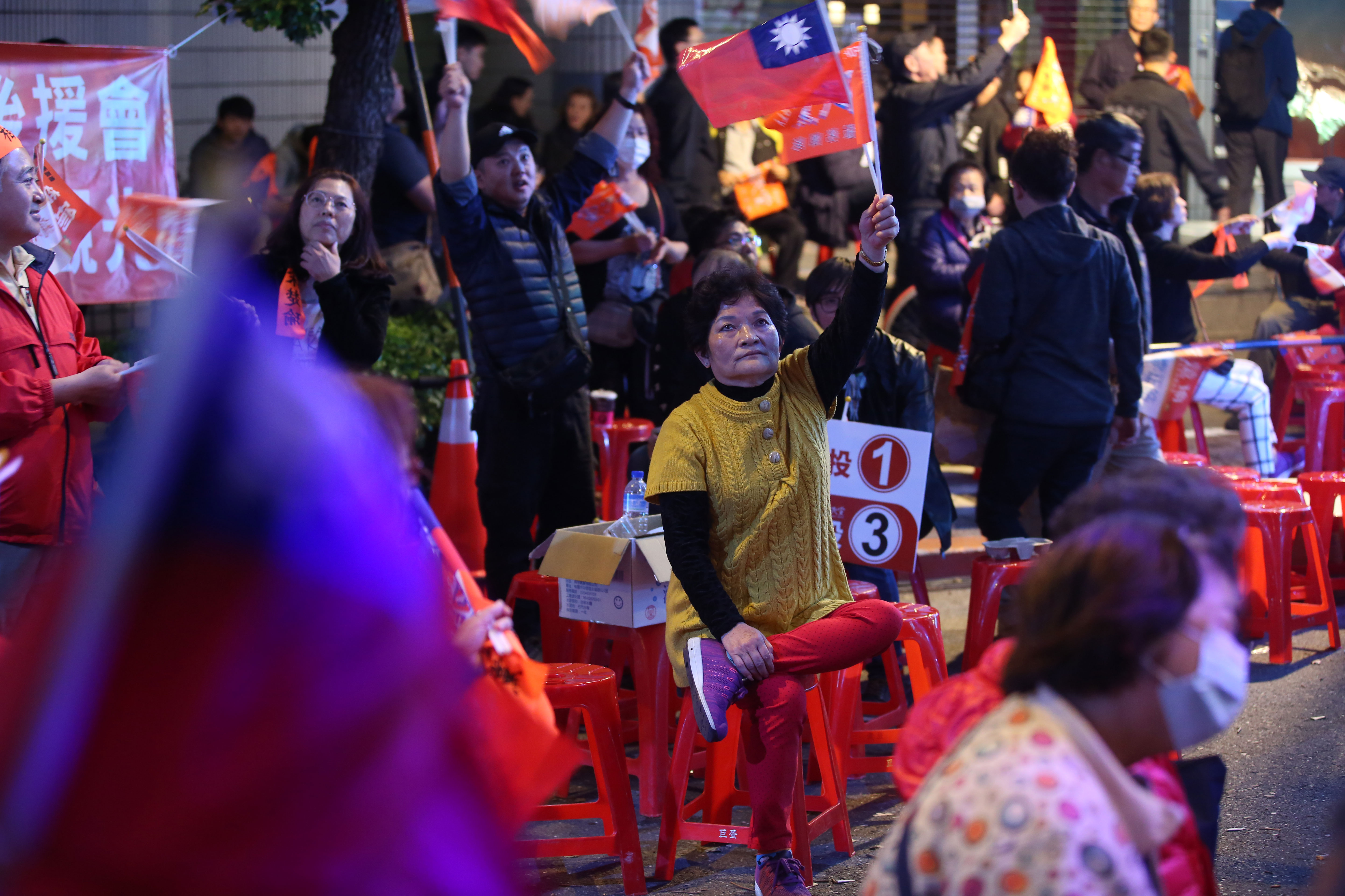 宋楚瑜的選前之夜人潮不算多，但其中仍有不少忠實粉絲。