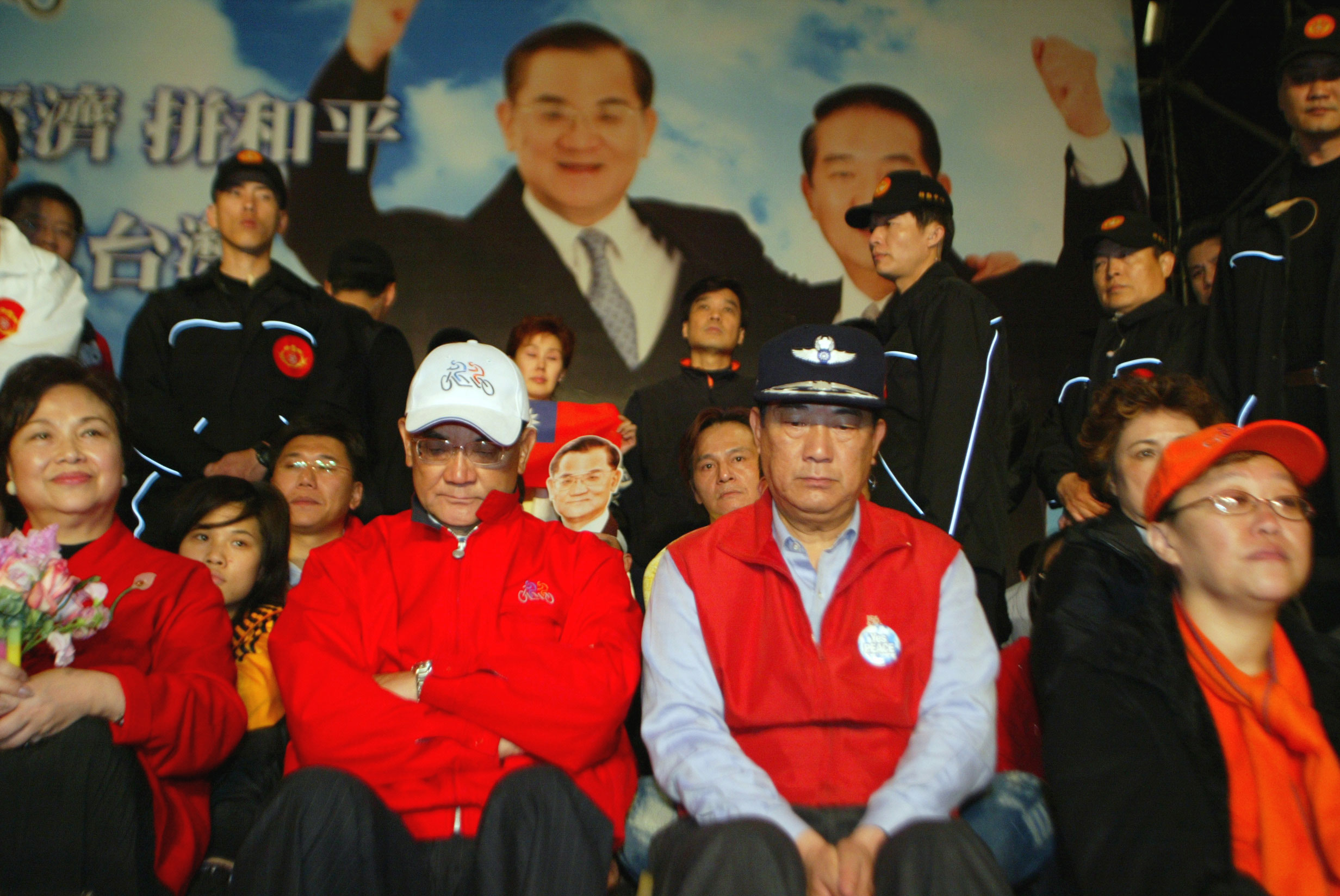 2004年宋楚瑜與連戰搭檔參選，成為連戰的副手，最後仍敗選。（達志影像）
