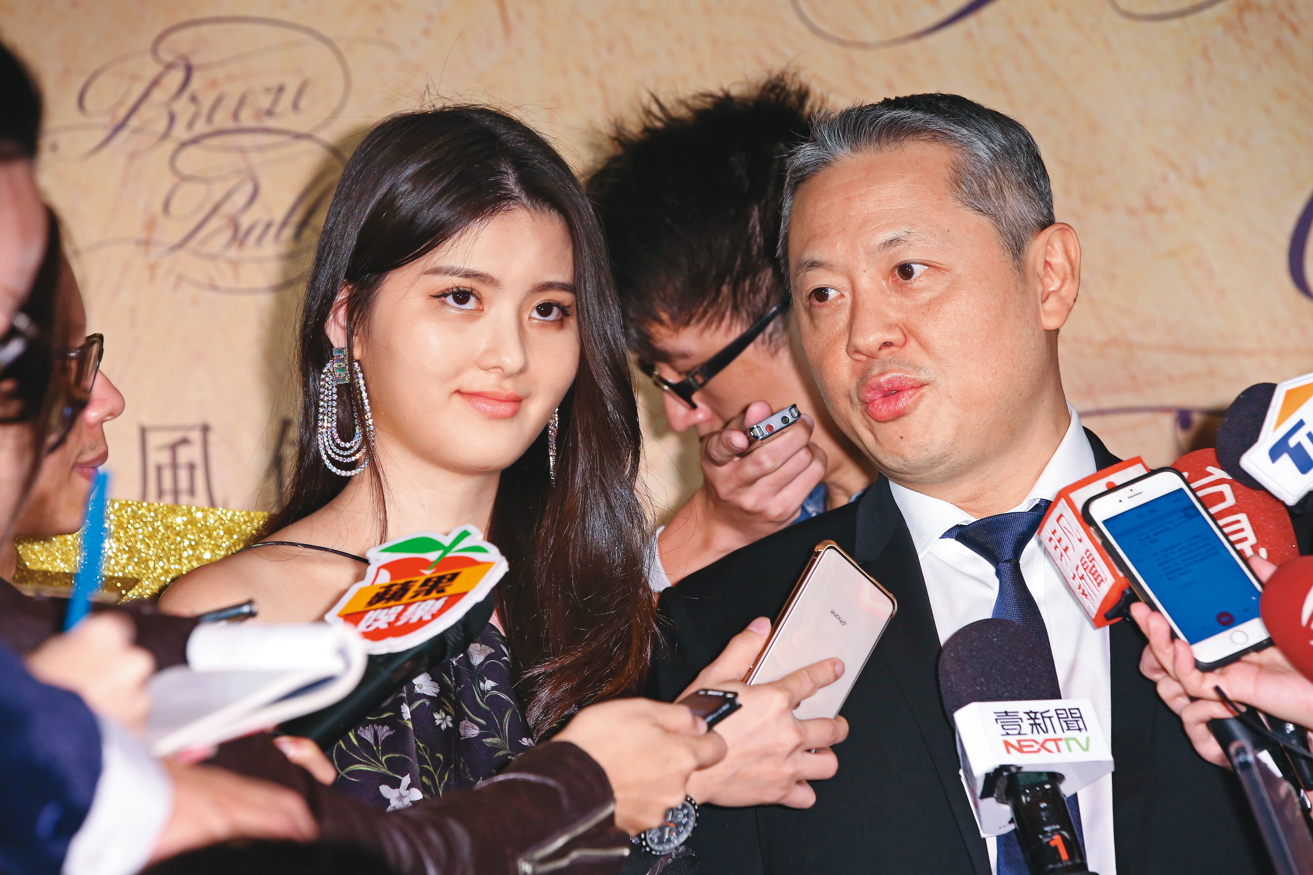 媒體一片狂捧孫芸芸的女兒(左),但如果近看、看久後,其實她長得比較有爸爸(右)的神韻。