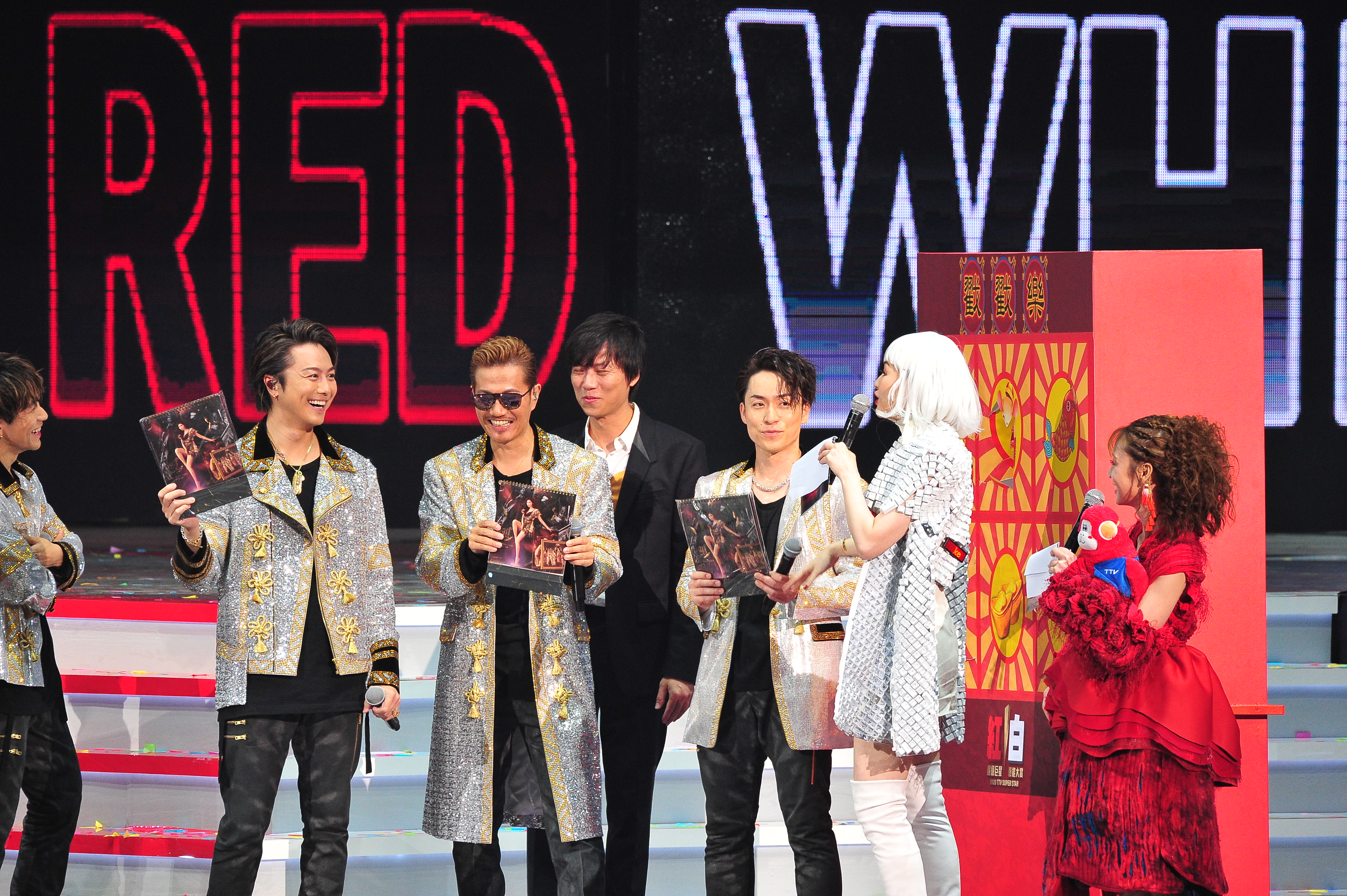 放浪兄弟玩起戳戳樂，主唱組竟抽中林志玲紀念寫真年曆。（圖/台視提供）