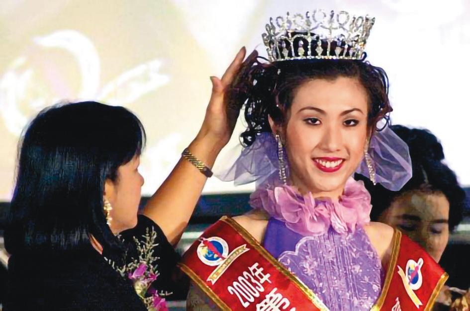 劉安納不僅被爆花錢賄賂選美評審,還與母親徐況扯出吸金、欠債等事件。(翻攝自新浪娛樂網站)