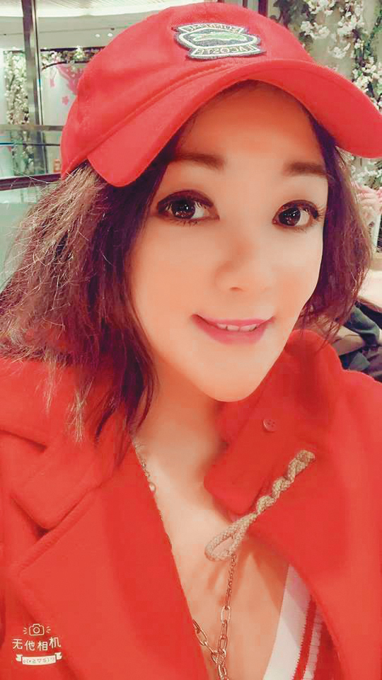 曾參加環球中國小姐選美的凌葳威，曾上節目爆選美秘辛、內幕。（翻攝自謝伊琪臉書）