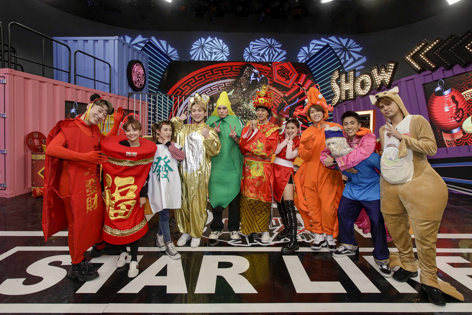 八大綜合台《娛樂百分百》日前錄製除夕特別節目「鼠運亨通迎新春」，由羅志祥、愷樂、邱宇辰、黃偉晉聯合主持。（八大提供）