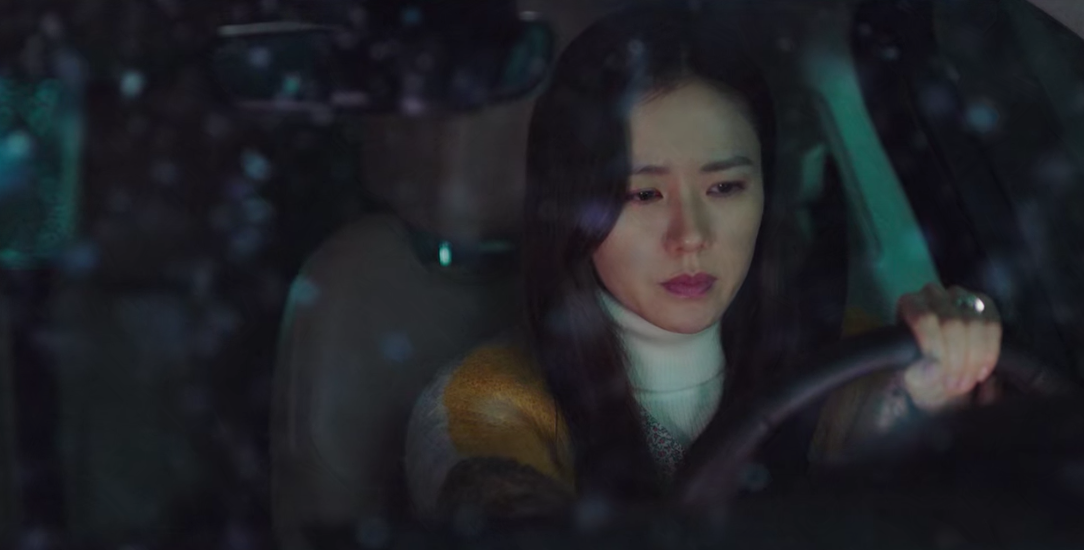 孫藝真接受求婚後，戴著Joséphine Aigrette 18K白金鑽戒深夜開車。（翻攝自NETFLIX）