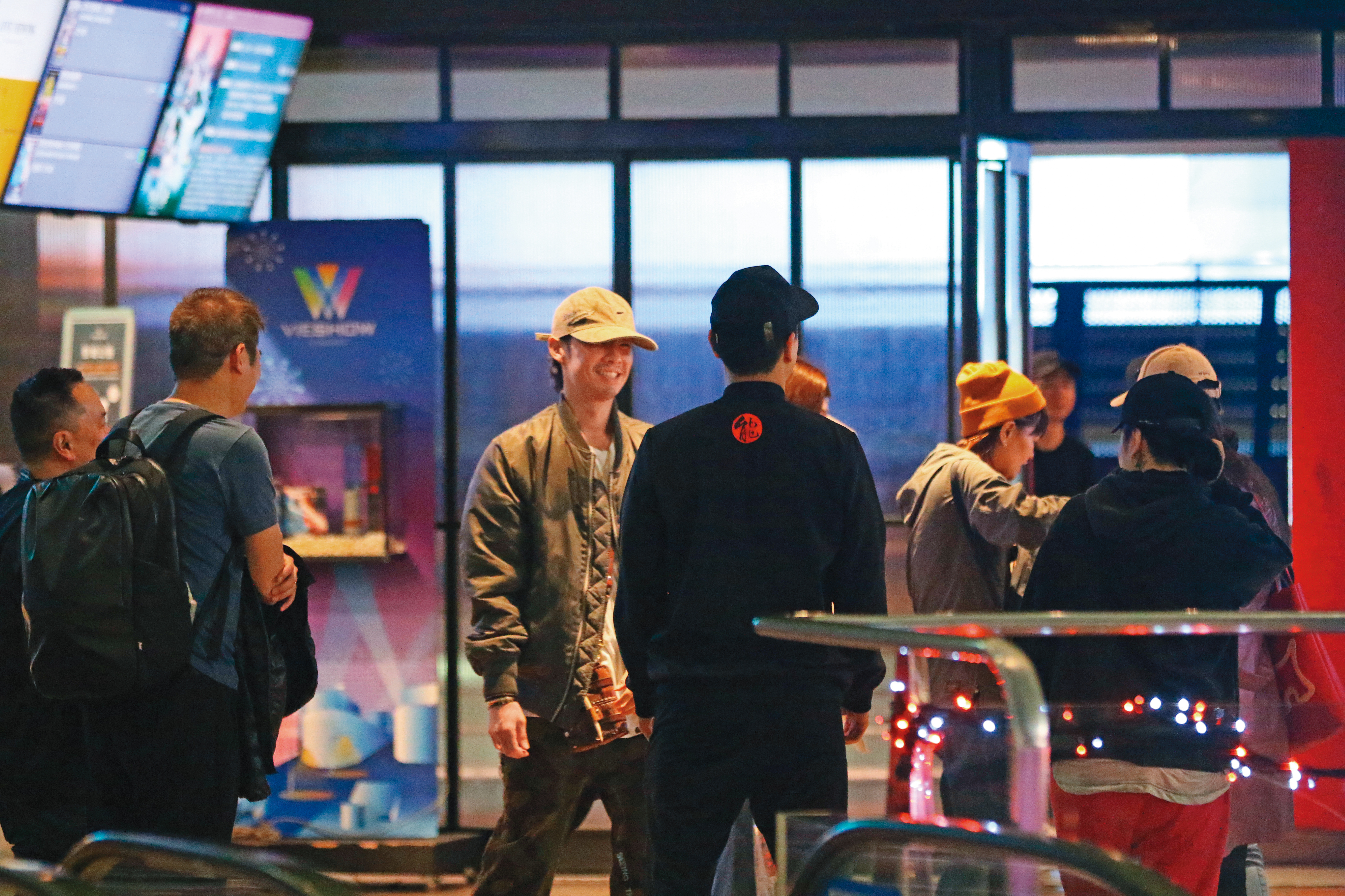 2019.12.30 00：46 凌晨近一點，本刊在信義威秀影城巧遇吳建豪，他眉飛色舞的跟一票男女友人交談。