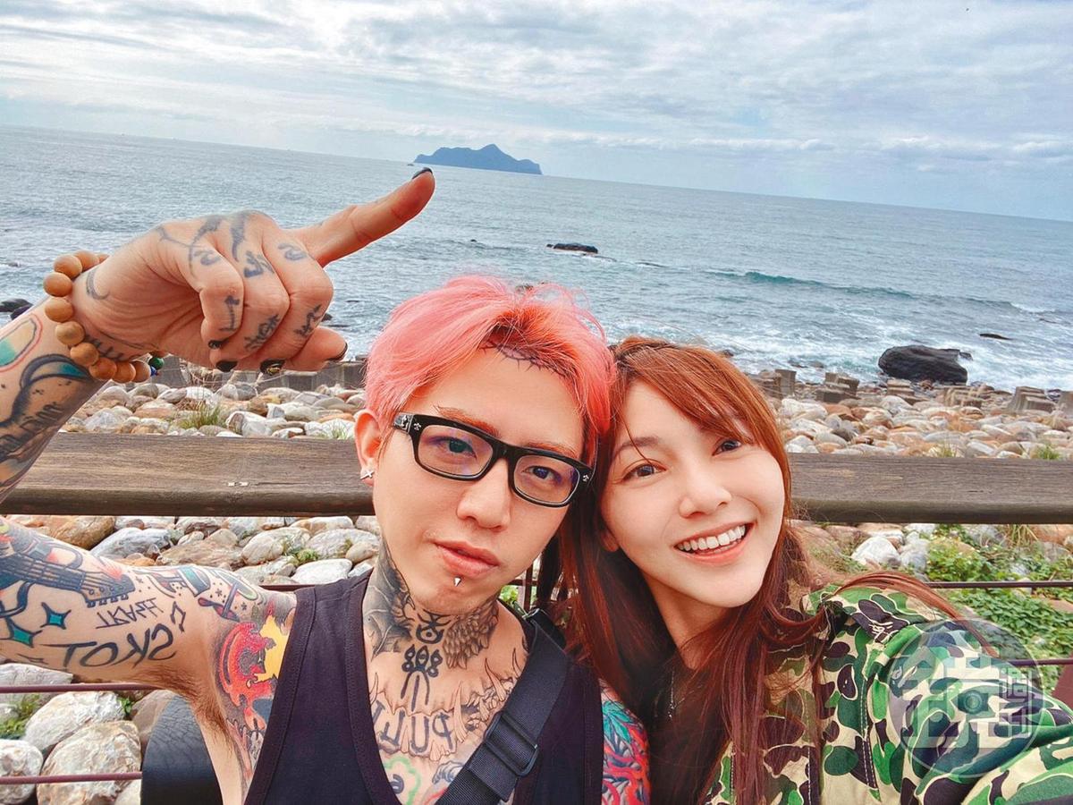 謝和弦高調與小三莉婭放閃曬愛。（讀者提供）