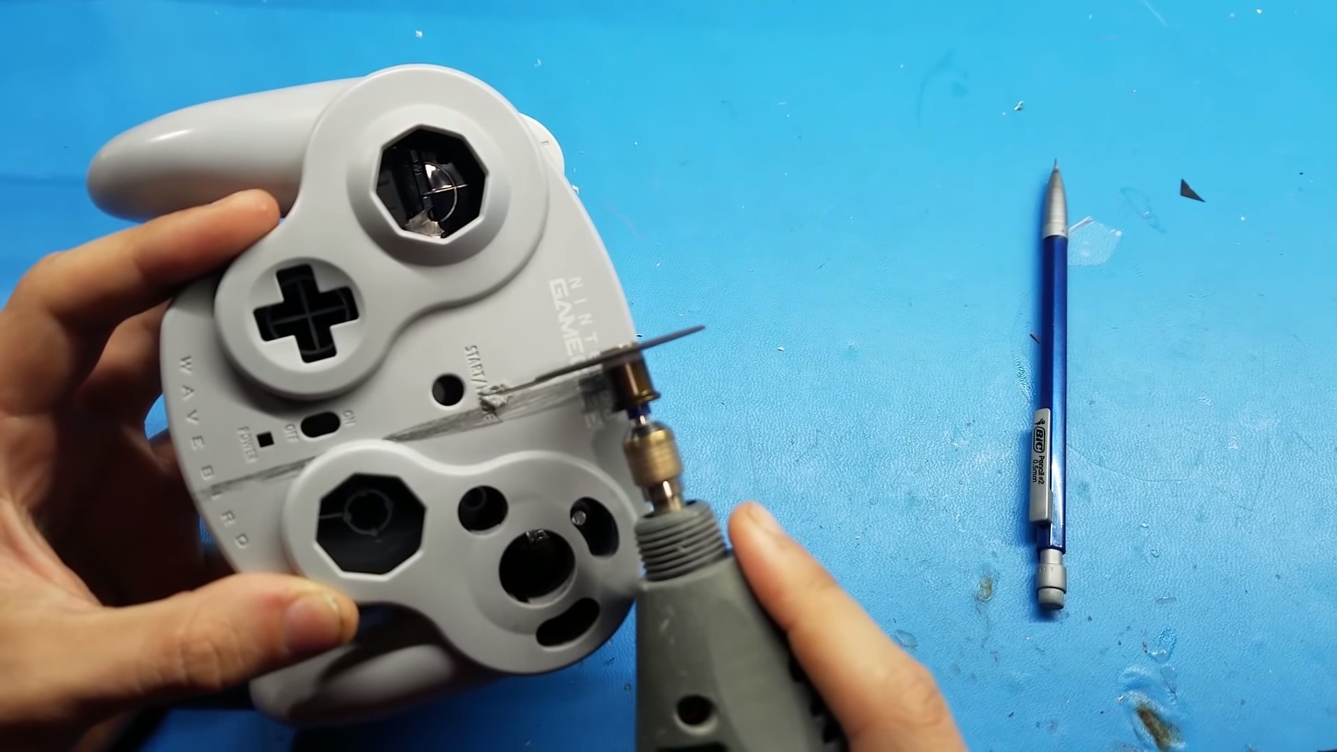 ShankMod評估過多款任天堂主機手把,最後決定切割NGC手把來DIY(翻攝自Shank Mods YouTube頻道)