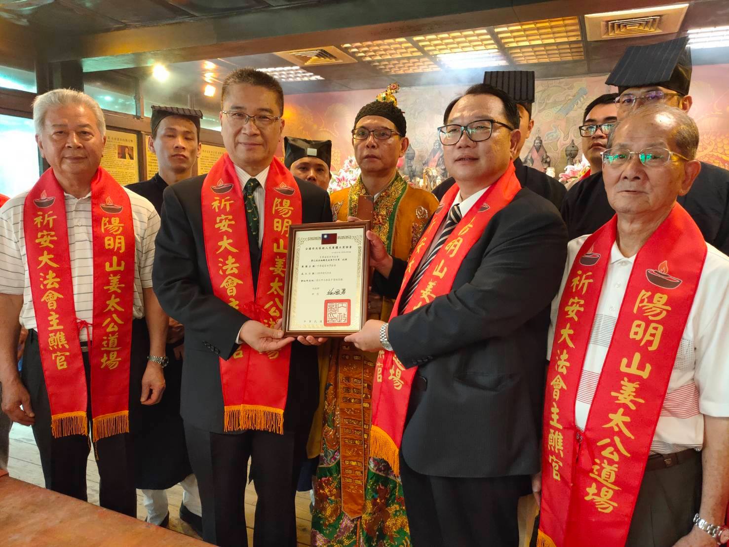 去年9月姜太公祝壽大典,內政部長徐國勇赴道場參拜為台灣祈福,與道場主席羅世新(右二)合影。(姜太公道場提供)