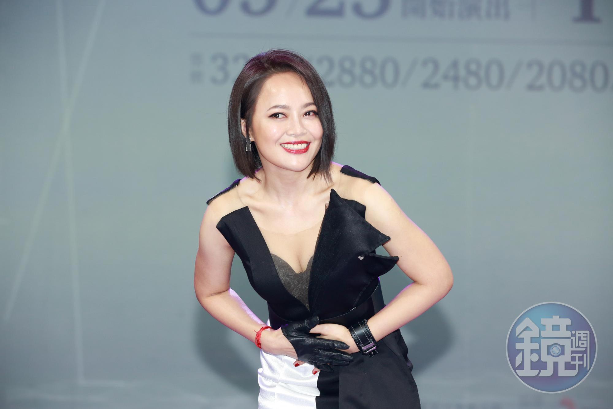 戴愛玲秀出事業線，自豪真材實料。